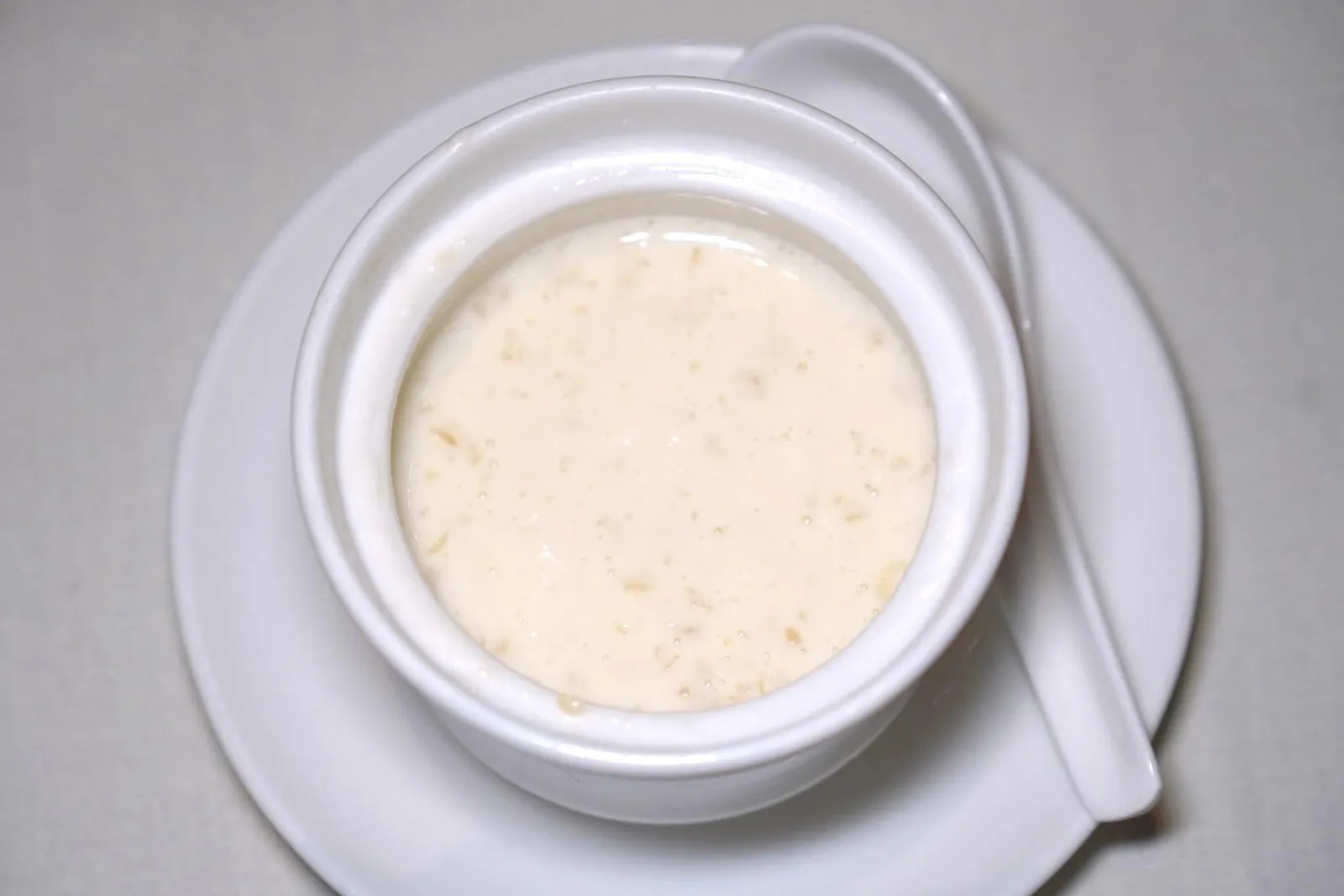 生磨蛋白杏仁茶 (52 HKD+)Almond cream with egg whiteครีมอัลมอนด์มีอโรมาเฉพาะตัว ทั้งยังมีไข่ขาวเป็นชิ้นใส่มาด้วยช่วยสร้างเนื้อสัมผัสที่ดี (15/20)