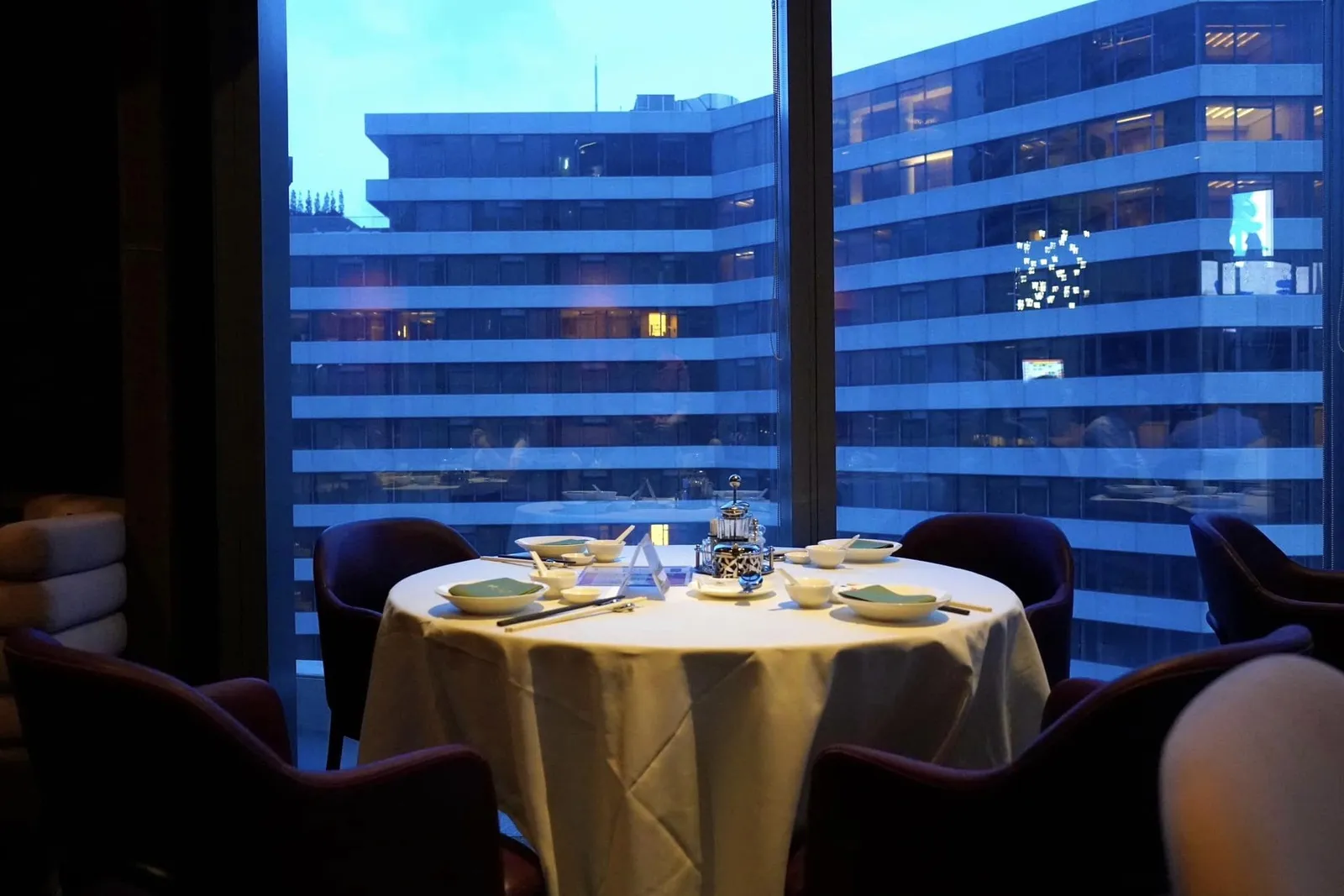 สำหรับสาขา Tsim Sha Tsui ที่เราได้แวะมาชิมนั้นย้ายจาก Marco Polo Hotel มาตั้งอยู่บนชั้น 7 ของอาคาร K11 Musea ติดกันกับแหล่งท่องเที่ยวชื่อดังอย่าง Avenue of Stars ภายในออกแบบโดย EC Studio ให้มีคอนเซปชวนนึกถึงช่วงค่ำคืนของนครเซี่ยงไฮ้โดยอาศัยศิลปะแบบ Art Deco