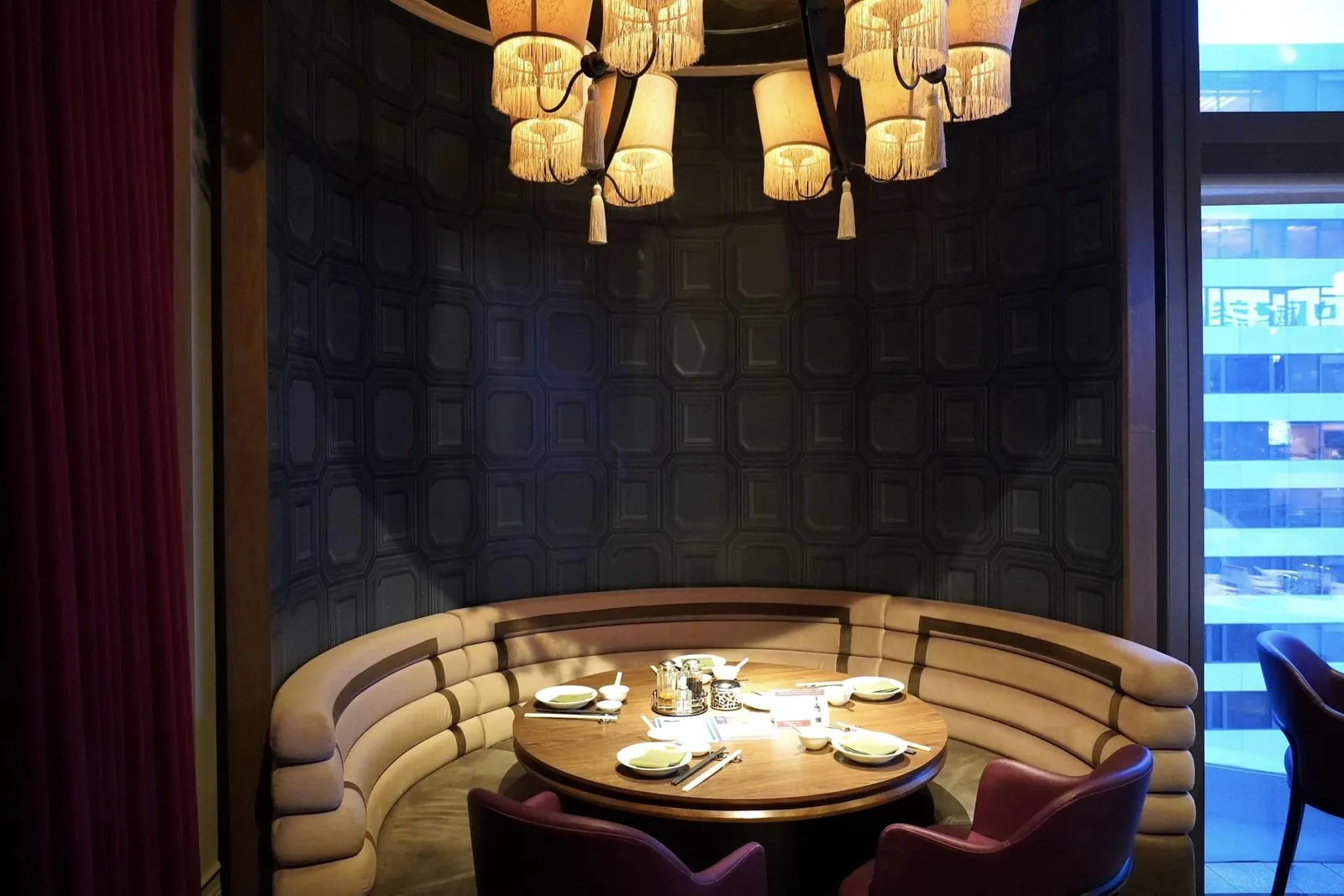 ลูกค้าที่แวะมาชิมจะสามารถสัมผัสได้ถึงความ Chic และรูปแบบของร้านที่เอนเอียงไปทางห้องอาหารแบบ Casual Dining มากกว่าการนำเสนอตัวเองเป็นร้านระดับ Fine Dining