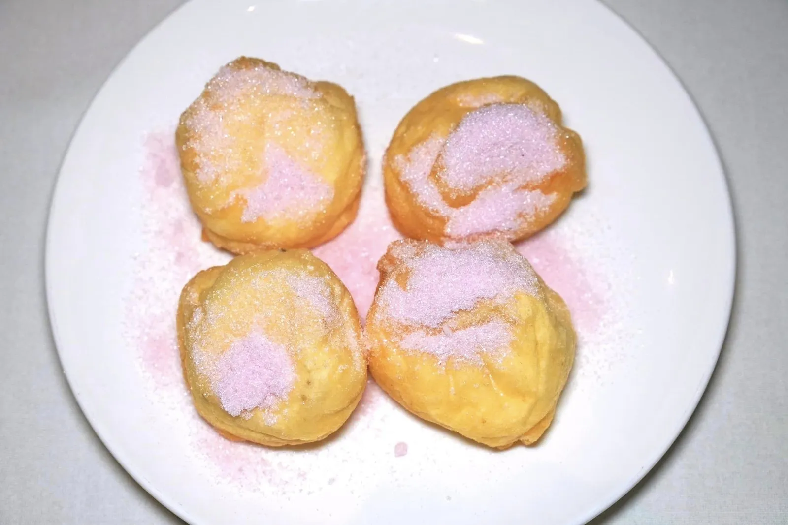 香蕉高力豆沙 (4 件) (68 HKD+)Fried meringue filled with banana & red bean paste (4 pcs)ไข่ขาวทอดมาแบบนุ่ม ๆ มีกลิ่นหอมของไข่ ด้านบนโรยด้วยน้ำตาลกุหลาบ ด้านในมีทั้งเพสต์ถั่วแดงและกล้วยหวาน ๆ (13/20)