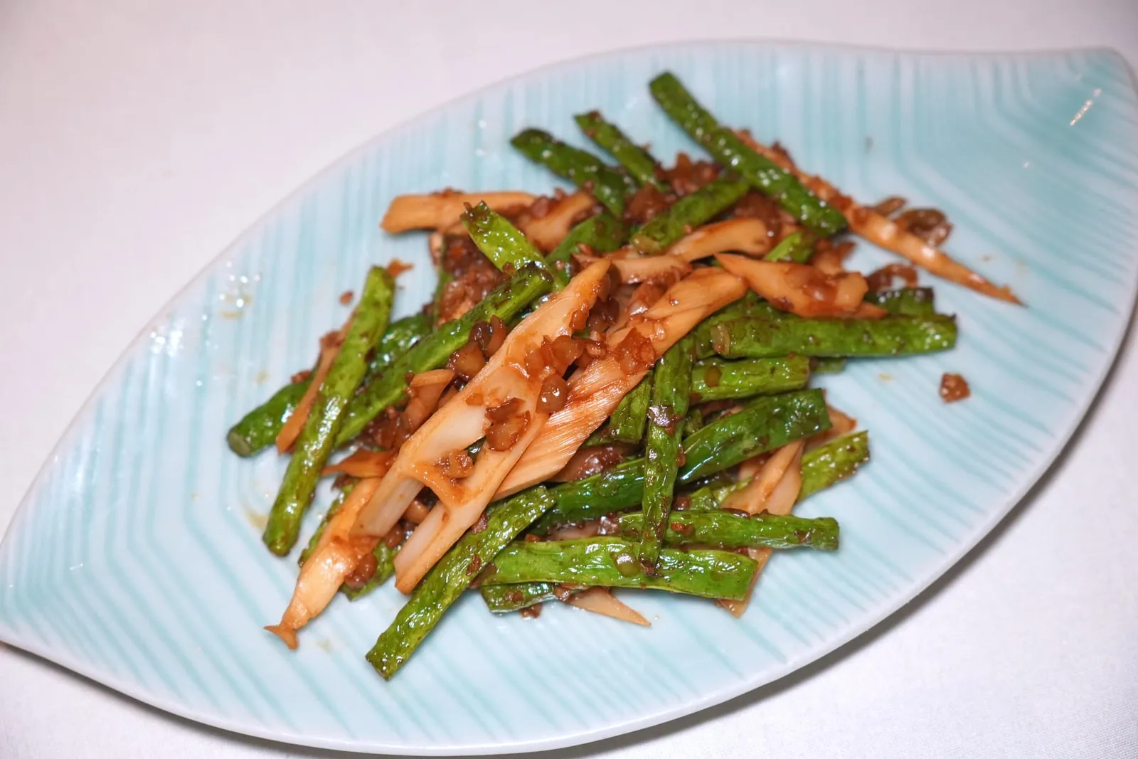 乾煸竹筍四季豆 (218 HKD+)Sauteed string bean and bamboo shootถั่วแขกผัดมากับหน่อไม้ซึ่งมีระดับความกรอบที่แตกต่างกัน นอกจากนี้ยังมีความเผ็ดเบา ๆ ในสไตล์อาหารจีนเซี่ยงไฮ้อีกด้วย (14/20)