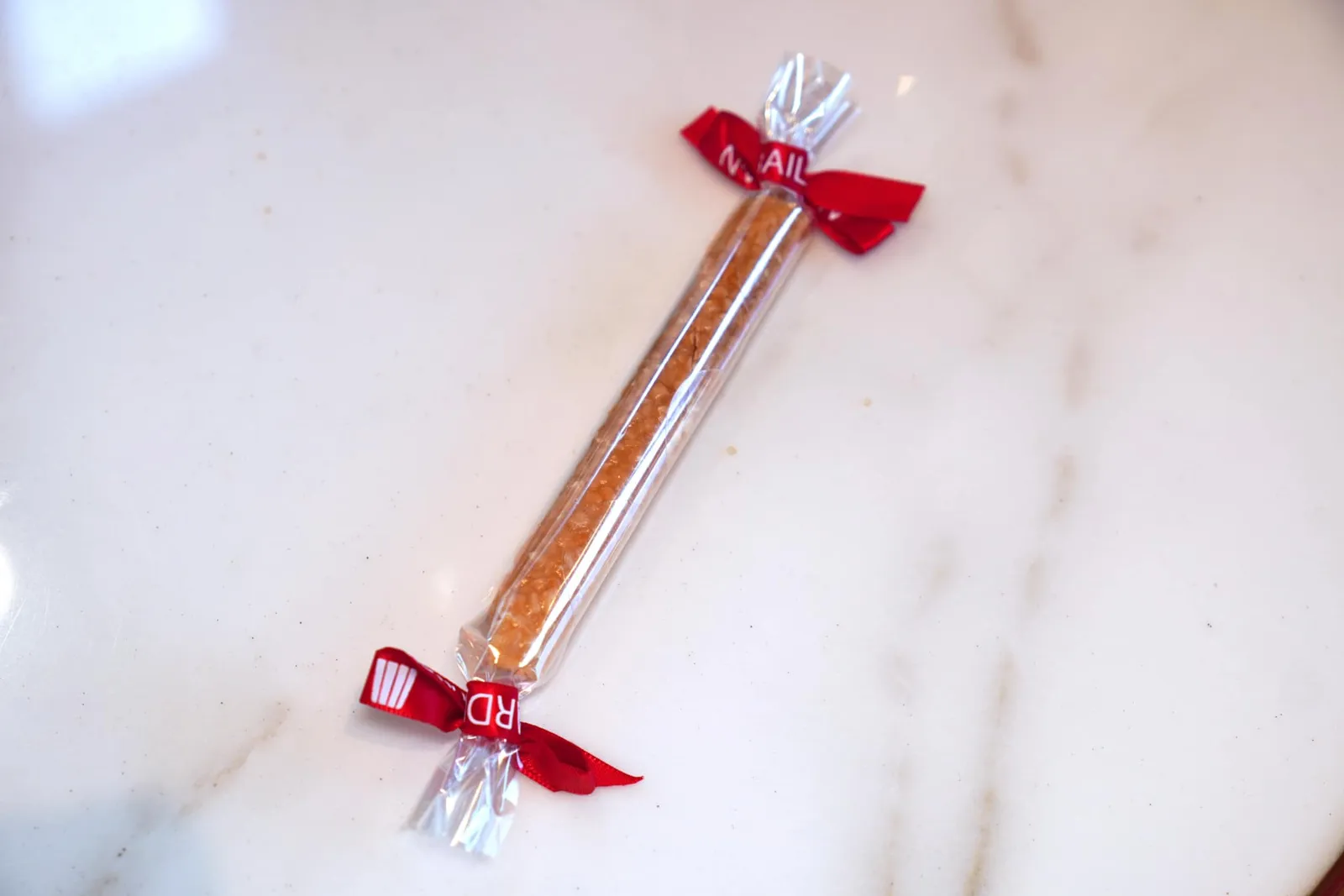 La Nougatine (2 €)ขนม Nougatine รสชาติหวานกรอบขายมาแบบเป็นชิ้น ๆ (12/20)