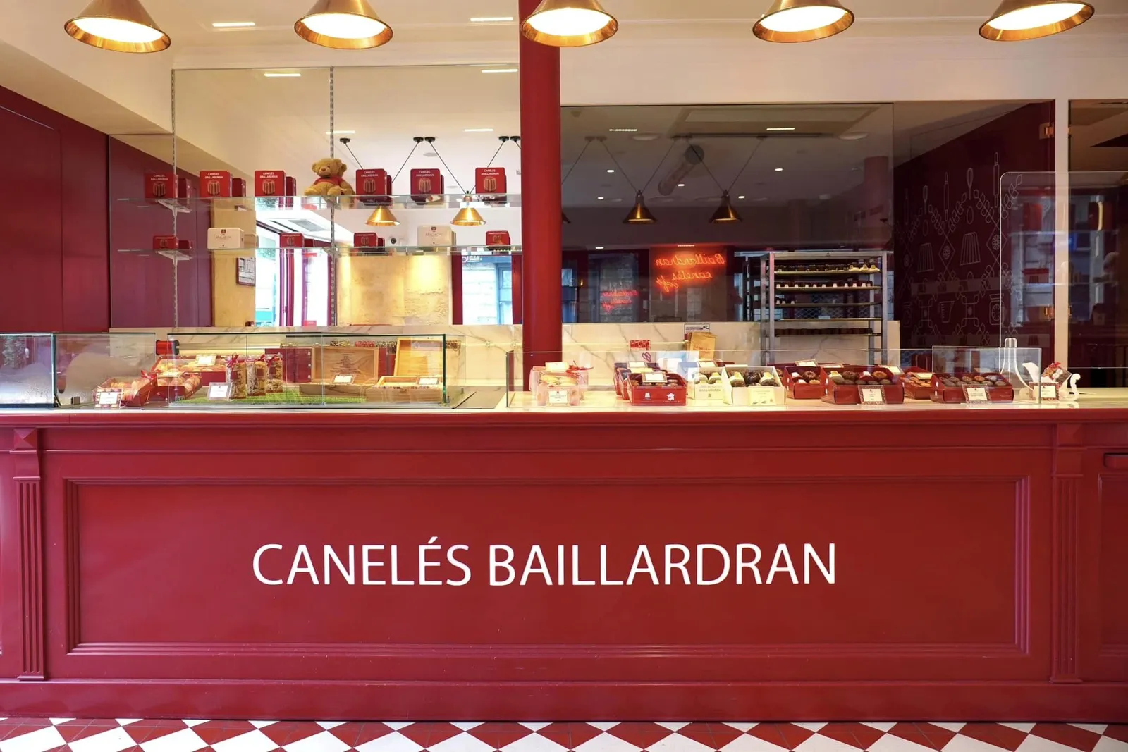 🎗 ตัวร้านมีเมนู Canelés สูตรดั้งเดิมเป็นจุดขายสำคัญ รสชาติและเนื้อสัมผัสจัดว่าอยู่ในเกณฑ์มาตรฐานแต่ด้วยราคาต่อชิ้นที่ค่อนข้างสูงทำให้คู่แข่งแบรนด์อื่น ๆ กลายเป็นทางเลือกที่น่าสนใจมากยิ่งขึ้น