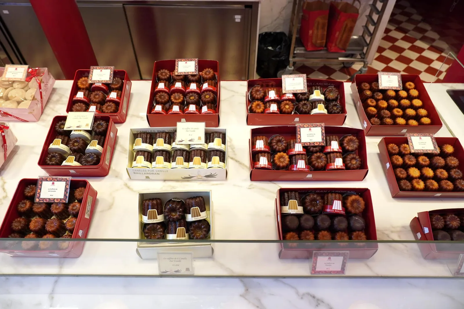 สำหรับ Canelés Baillardran เป็นร้านของหวานชื่อดังในนคร Bordeaux โดดเด่นด้วยกระบวนการจัดเตรียม Canelés แบบดั้งเดิม