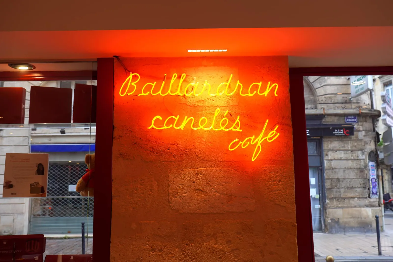 เขาตัดสินใจหยิบเมนูโบราณอย่าง Canéles ซึ่งมีลักษณะเป็นเค้กจิ๋วที่มีรสชาติของวานิลลาและเหล้ารัมมาขายจนประสบความสำเร็จนั่นเอง