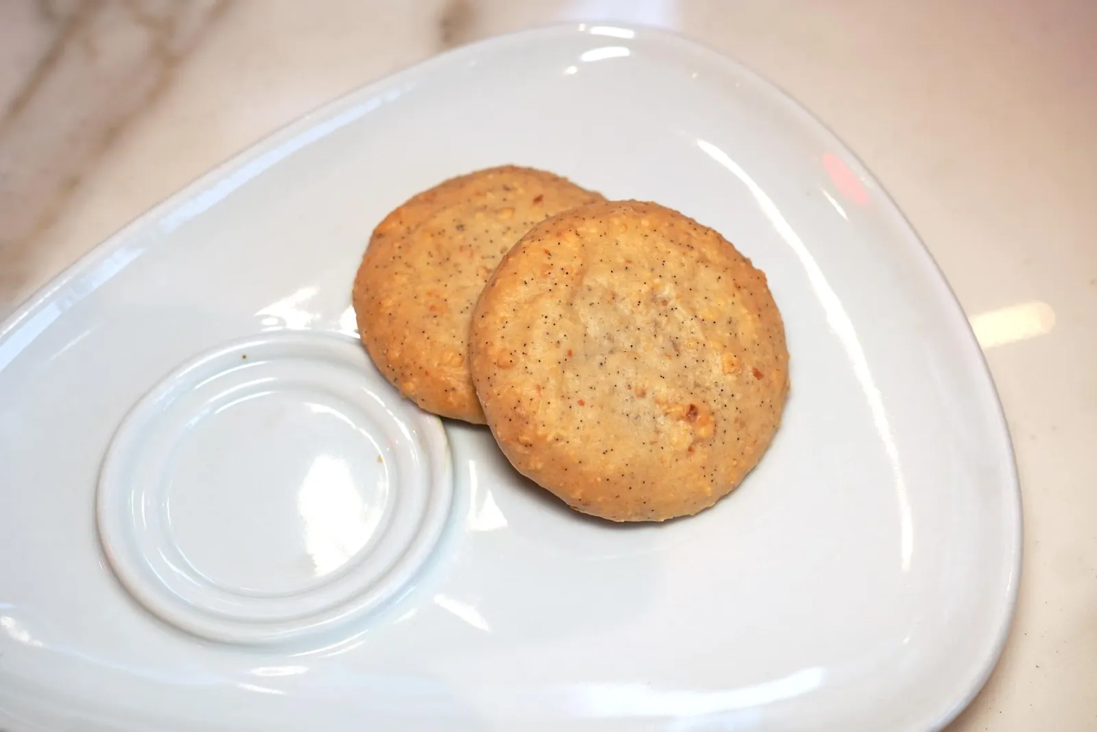 Le Macaron de Bordeaux (1.5 €)Le Macaron de Bordeaux เป็น Macaron สูตรโบราณที่มีฝาเดียว เนื้อสัมผัสมีความหนึบและรสชาติหวานพอเหมาะ (12/20)