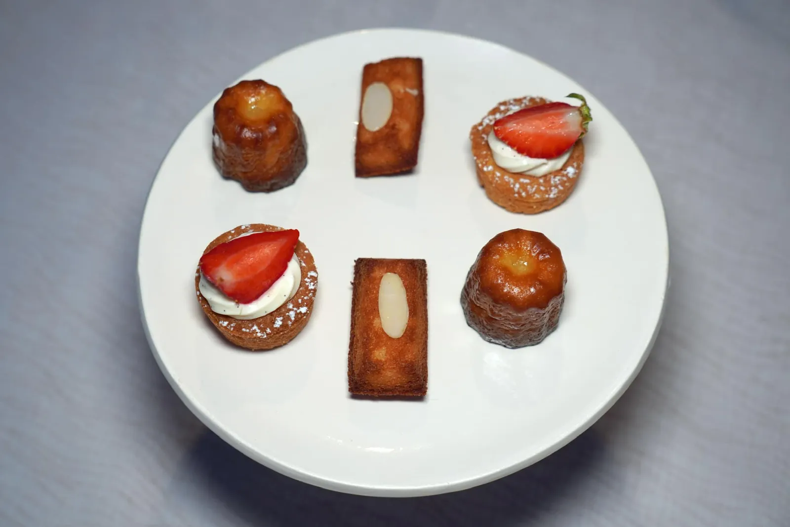 Mignardisesปิดท้ายด้วยขนมจิ๋วคือ Canelé, Financier และ Tartelette Fraises