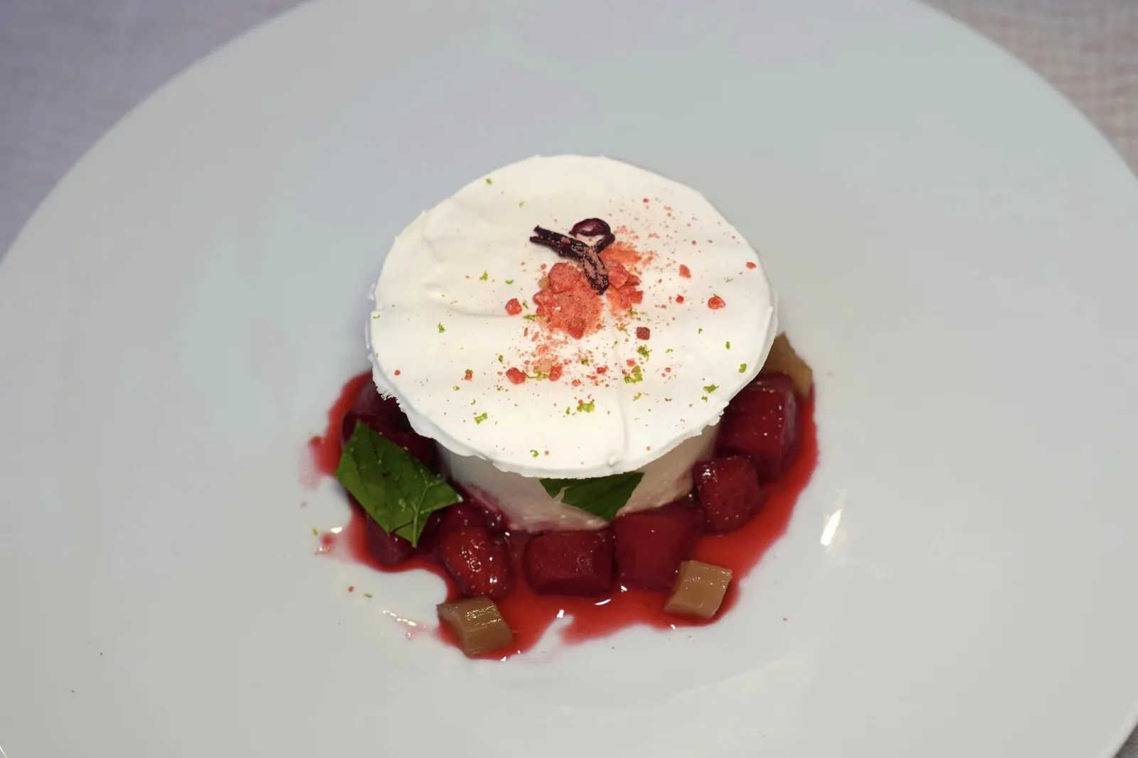 Blanc manger à la caillé de chèvre, parfumé à l'anisFraises de la région et rhubarbe confite au sirop d'hibiscusBlanc Manger เป็นของหวานพื้นบ้านของฝรั่งเศสที่เตรียมมาจากไข่ขาว ในที่นี้เชฟได้ใส่เคิร์ดนมแพะและอโรมาของโปยกั๊กลงไปด้วย รอบ ๆ คือสตรอว์เบอร์รี่ท้องถิ่นเปรี้ยวหวานและรูบาร์บที่ผ่านการ Candied หรือเชื่อมเพื่อให้รับประทานได้ง่ายขึ้น นอกจากนี้ยังมีไซรัปดอกชบาสีแดงสดใส่ลงไปด้วย (16/20)
