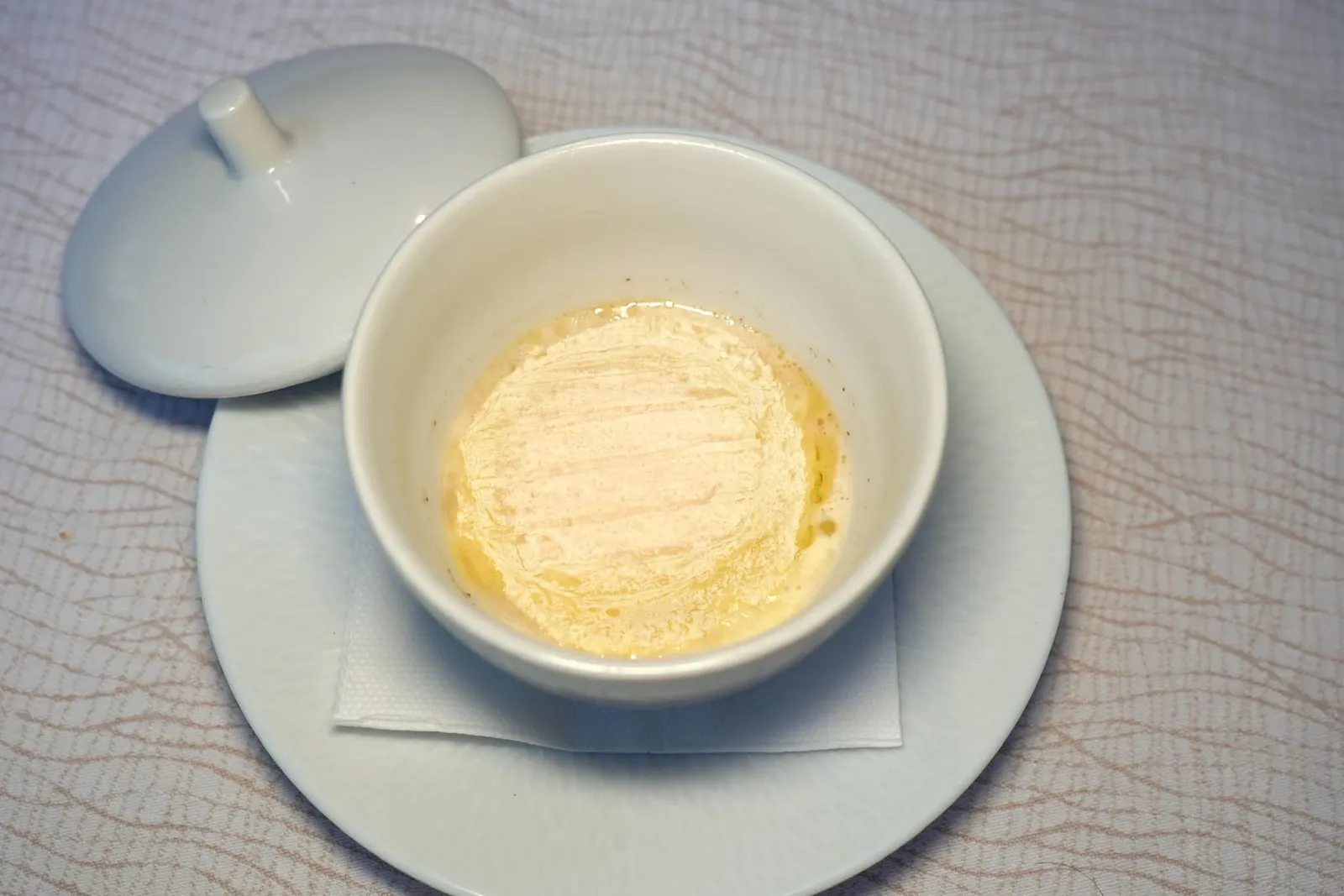 Cocotte de Rocamadour de chez Chambon au mascarpone et truffesคั่นกลางด้วย Cocotte de Rocamadour สูตรพิเศษของเชฟ Stéphane Chambon เชฟเริ่มต้นด้วยการใส่ชีส Mascarpone ลงไปในภาชนะก่อนจะเติม Fleur de Sel หรือดอกเกลือและทรัฟเฟิลลงไปจนได้ปริมาณพอเหมาะ ด้านบนท็อปด้วยชีส Rocamadour ซึ่งเป็นสินค้ายอดนิยมของเมืองชื่อเดียวกันแล้วนำไปอบเพียงชั่วครู่ (15/20)