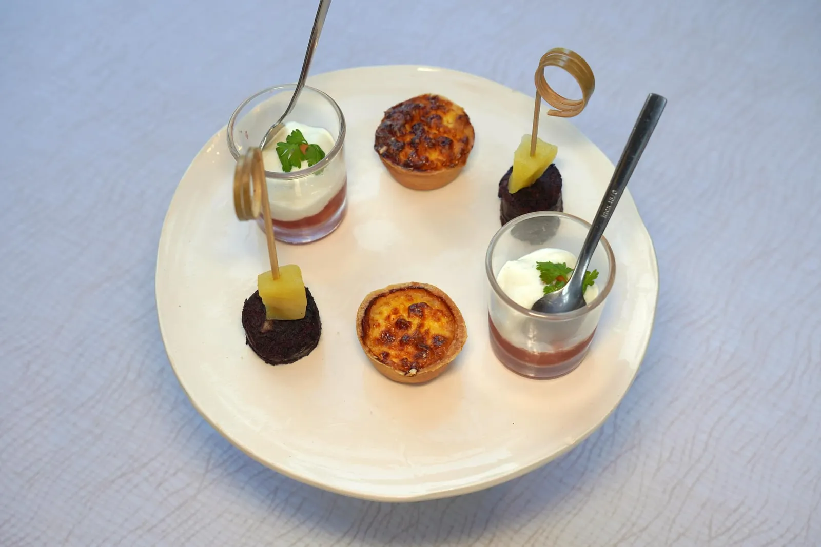 Amuse-boucheเริ่มต้นมื้ออาหารด้วยของว่างเรียกน้ำย่อยเสิร์ฟมาทั้งหมด 3 อย่างคือ Tomato Purée & Mozzarella Cheese พี่มีความเปรี้ยวอูมามิของ Purée มะเขือเทศผสานเข้ากันกับความสดชื่นและของมันของชีสมอซซาเรลล่า ยังมี Quiche Loraine เสิร์ฟมาอุ่น ๆ ให้รสชาติที่เค็มและนัว สุดท้ายคือ Boudin Noir หรือไส้กรอกเลือดสไตล์ฝรั่งเศสซึ่งมีอโรมาหอมเฉพาะตัว (14/20)