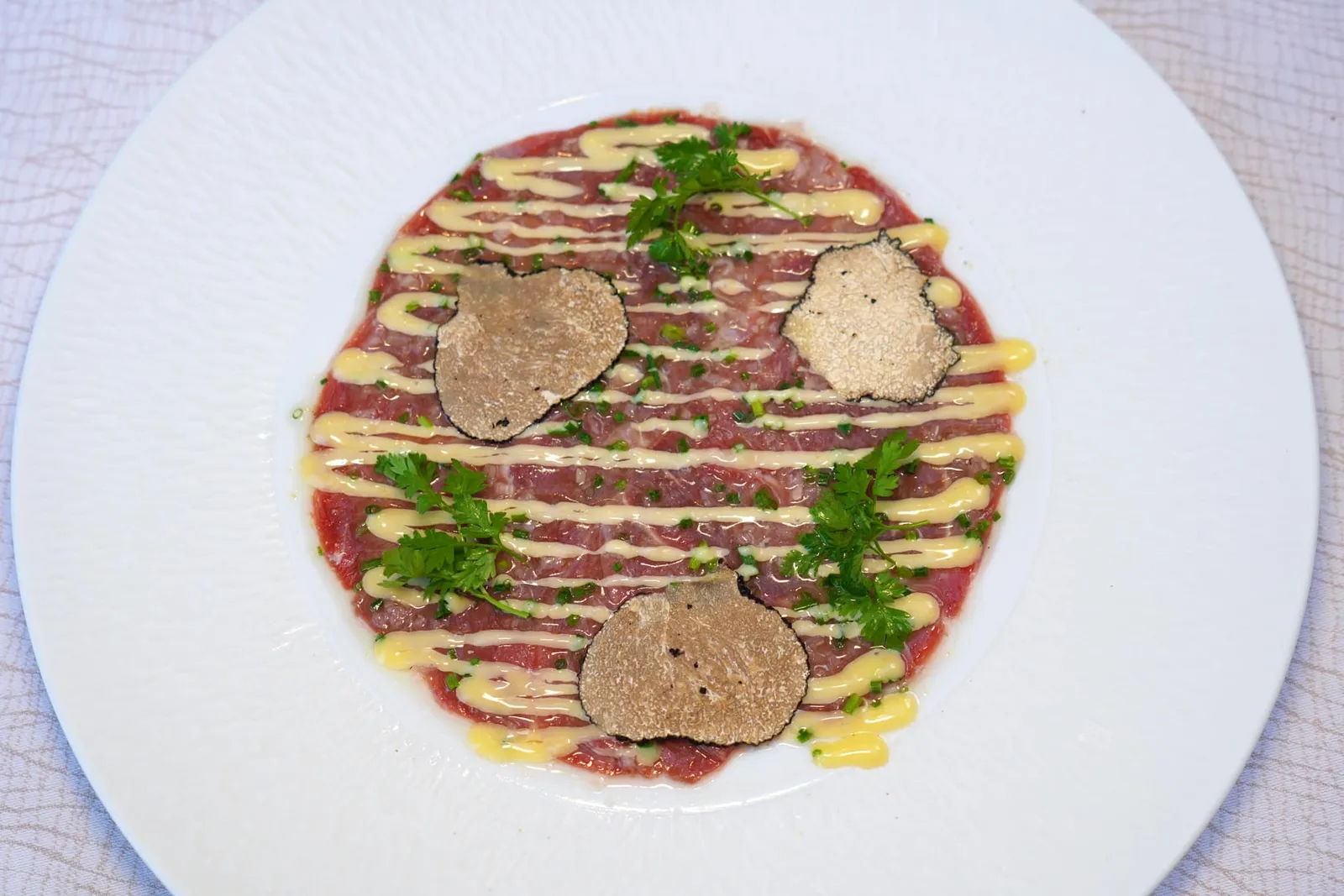 Carpaccio de canard, vinaigrette à l'huile de noix, sauce du grand père Mauryเนื้อเป็ดแล่มาเป็นแผ่นบาง ๆ สไตล์ Carpaccio ให้เนื้อสัมผัสที่ละมุนลิ้นแต่ยังคงไว้ซึ่งความหนึบนิด ๆ แบบเนื้อเป็ด ด้านบนคือซอส Vinaigrette ที่เตรียมมาจากน้ำมันของถั่ววอลนัทซึ่งเป็นสินค้าขึ้นชื่อของภูมิภาค นอกจากนี้ในจานยังมีซอสสูตรพิเศษของคุณ Maury ซึ่งเป็นเจ้าของร้านรุ่นแรก จากนั้นเชฟจะฝาน Summer Truffle บาง ๆ ลงไปที่ด้านบนช่วยสร้างมิติทางเนื้อสัมผัสที่ตัดกันกับเนื้อเป็ดได้อย่างลงตัว (16/20)