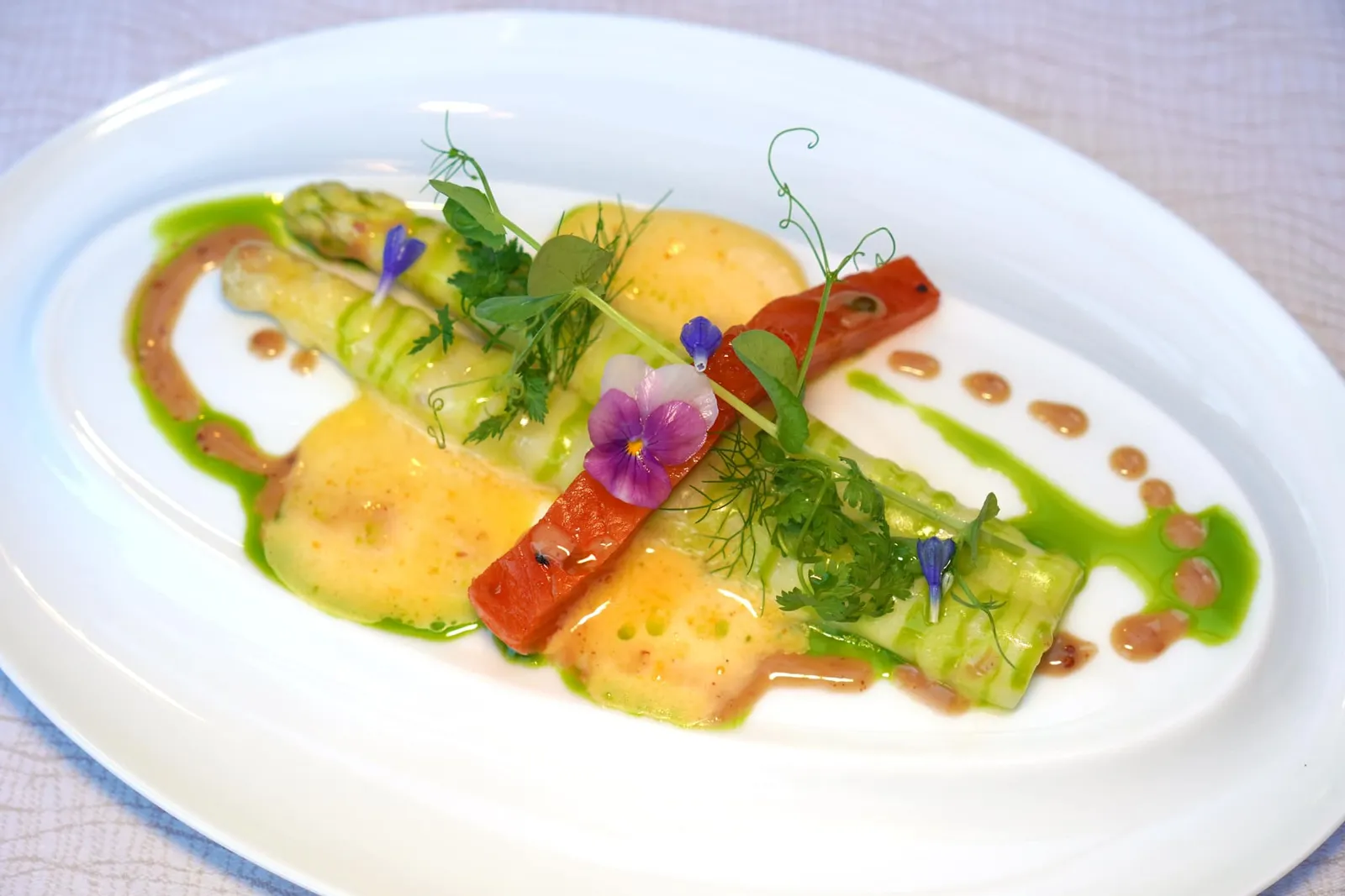 Asperges blanches du pays servies tièdes, sabayon aux agrumes, truite fumée par nos soinsหน่อไม้ฝรั่งขาวท้องถิ่นที่กำลัง In Season อยู่ในขณะนี้เสิร์ฟมาแบบอุ่น ๆ ด้านบนท็อปด้วยซอส Citrus Sabayon ที่บาลานซ์ระหว่างความเปรี้ยวและความครีมมี่ได้อย่างลงตัว เชฟตัดด้วยความฉุนเพียงเบา ๆ ของน้ำมันสมุนไพร สุดท้ายคือชิ้นปลาเทร้าต์ที่ทางร้านรมควันเองวางท็อปมาที่ด้านบน (15/20)