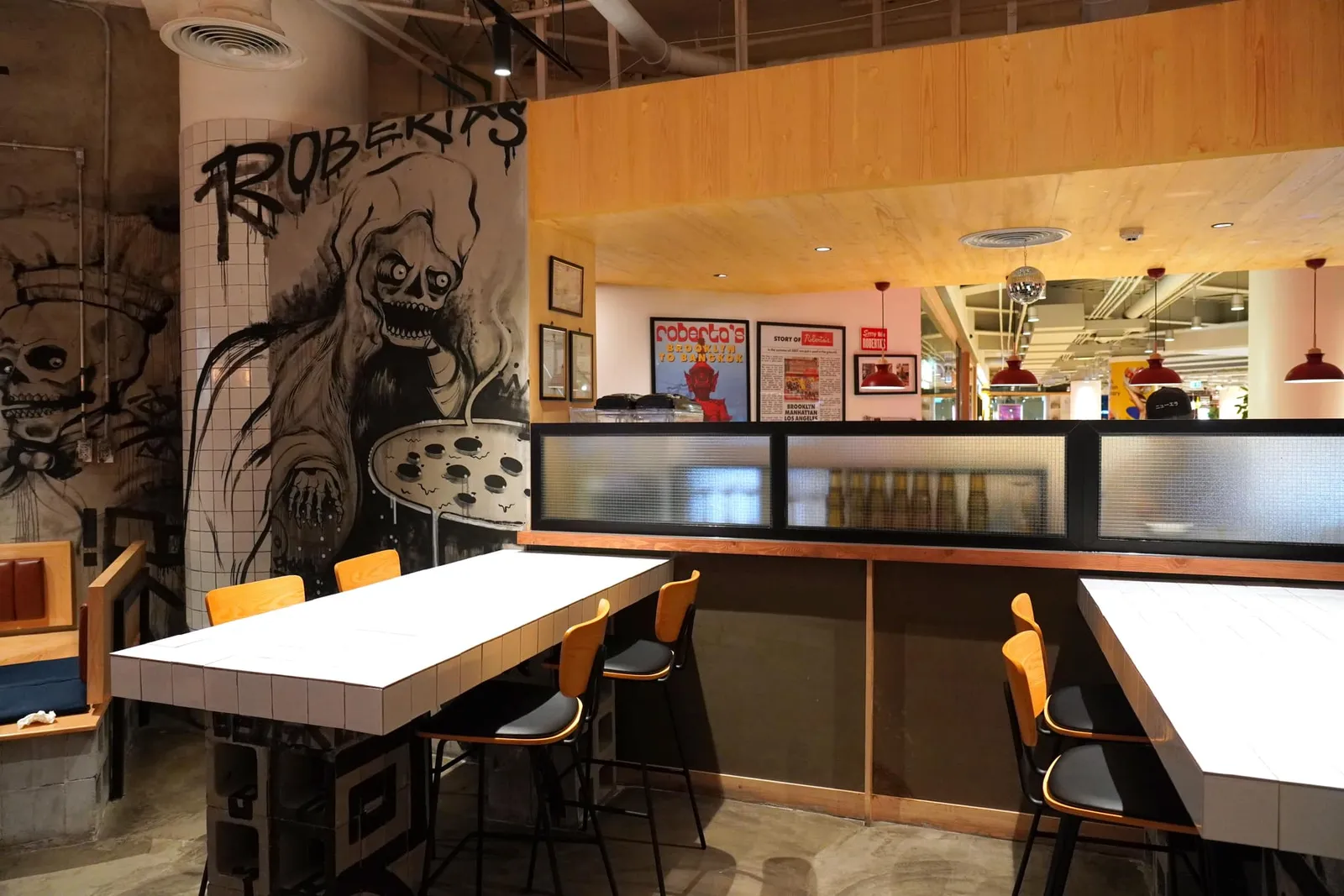 ผนังร้านฝั่งอื่น ๆ ตกแต่งด้วยรูปวาดแนว Street แตกต่างจากห้องอาหารอิตาลีพื้นบ้านที่เราคุ้นเคยกันอย่างสิ้นเชิง