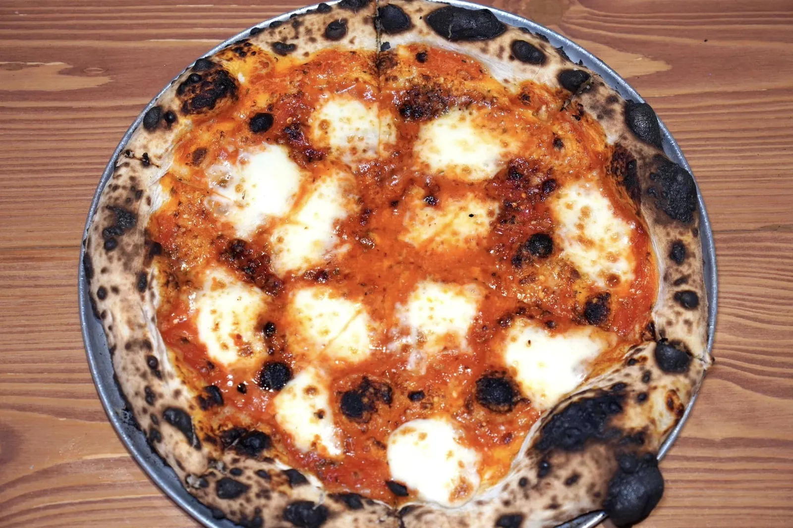FAMOUS ORIGINAL PIZZA (500++)tomato, mozzarella, parmigiano, oregano, chilli flakes and caciocavalloเมนูที่โดดเด่นที่สุดในร้านคือพิซซ่าแป้งนุ่มหนึบ หน้าพิซซ่ามีเบสเป็นซอสมะเขือเทศให้ความอุมามิตัดกันกับความมันของชีสคาชิโอคาวัลโลแต่เพิ่มเติมคือความเผ็ดจากพริกป่น ความเค็มของชีสพามิจาโน และความฉุนเบา ๆ ของออริกาโนได้อย่างลงกลมกล่อมลงตัว (13/20)