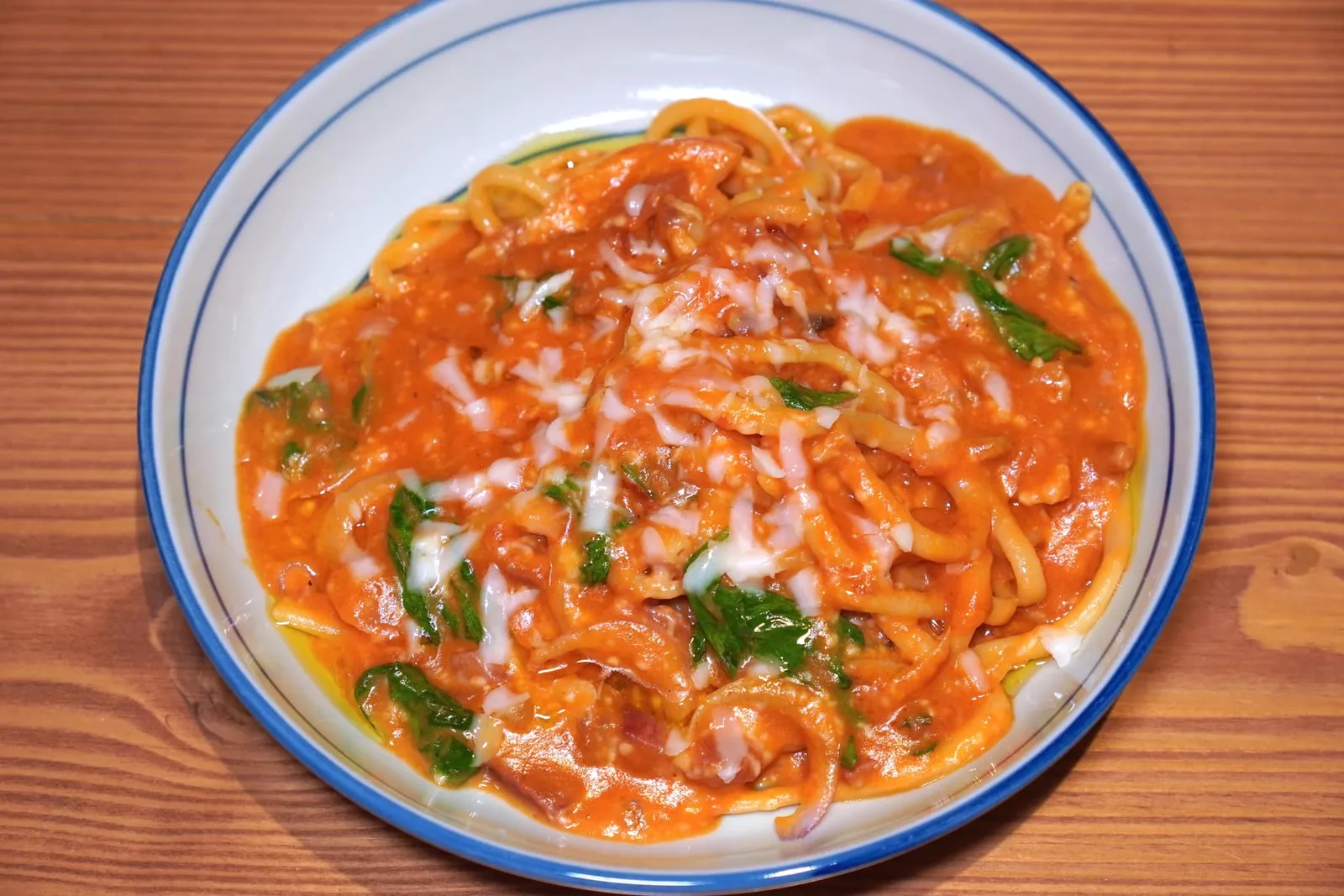 BUCATINI AMATRICIANA (450++)guanciale, red onion, chilli, tomato and pecorino romanoBucatini พาสต้าเส้นยาวที่มีรูกลวงตรงกลางคลุกเคล้ามากับซอสมะเขือเทศ แก้มหมู และชีสเปอโคริโน่ นอกจากนี้ยังมีความเผ็ดเล็กน้อยและความกรอบที่ได้จากหอมแดง (13/20)