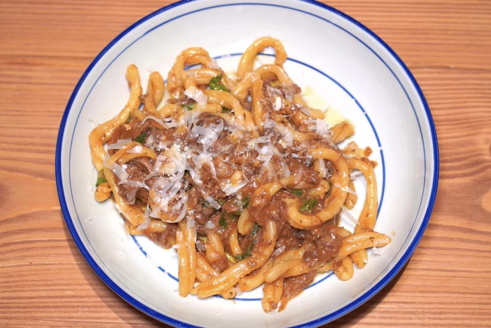 SPACCATELLI WITH OXTAIL RAGU (450++)horseradish and parsleySpaccatelli เป็นเส้นพาสต้าที่มีต้นกำเนิดมาจากหมู่เกาะ Sicily ทางตอนใต้ของประเทศอิตาลี ตัวเส้นให้เนื้อสัมผัสนุ่มหนึบคลุกเคล้ากันกับซอสรากูหางวัวรสชาติเข้มข้น นอกจากนี้เชฟยังใส่ฮอร์สแรดิชลงไปเพื่อเติมความฉุนอีกเล็กน้อยด้วย (13/20)