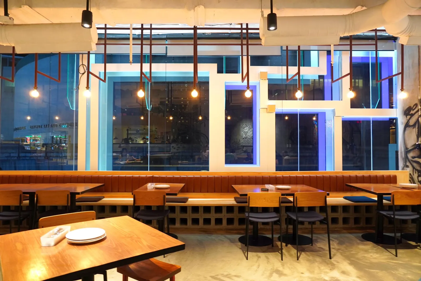 ตัวร้านตั้งอยู่บนชั้นสามของห้างสรรพสินค้า Siam Discovery พื้นที่ด้านหน้าเป็นบาร์ขนาดใหญ่ขนาบข้างด้วยห้องครัวแบบเปิดและเตาฟืนสำหรับอบพิซซ่า ห้องรับประทานอาหารหลักตกแต่งอย่างสุดชิคในสไตล์นิวยอร์กให้บรรยากาศที่แคชวลและเป็นกันเอง ผนังฝั่งนึงเป็นกระจกใสมองออกไปเห็นรถไฟฟ้าและรถยนต์ที่สัญจรผ่านไปมา