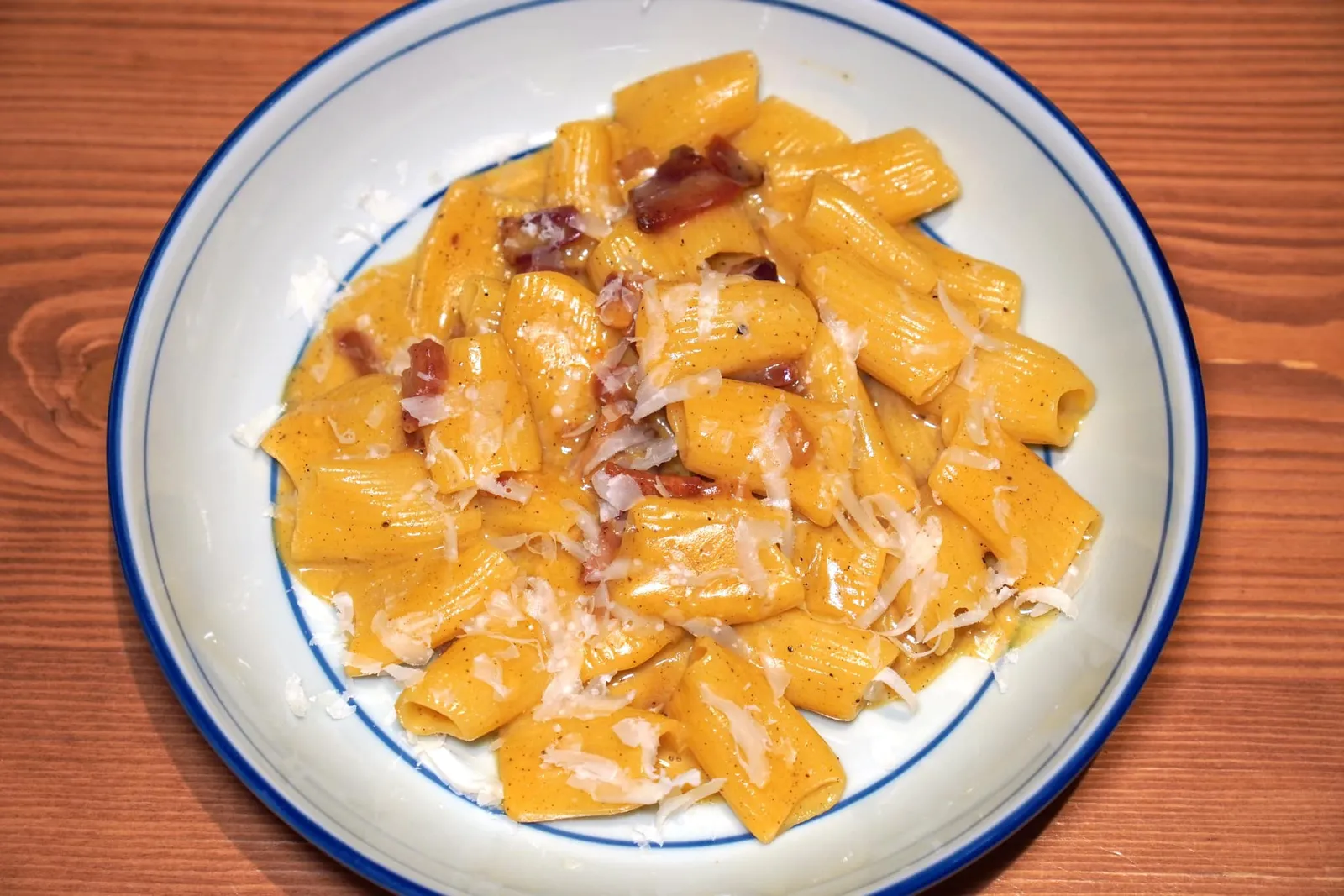 RIGATONI CARBONARA (450++)guanciale, pecorino romano and black pepperพาสต้าทรงกระบอกกลวง Rigatoni คลุกเคล้ามากับซอสคาร์โบนาราแบบคลาสสิคที่ ประกอบขึ้นจากไข่ แก้มหมู พริกไทยดำ และชีสเปอโคริโน โรมาโน (13/20)