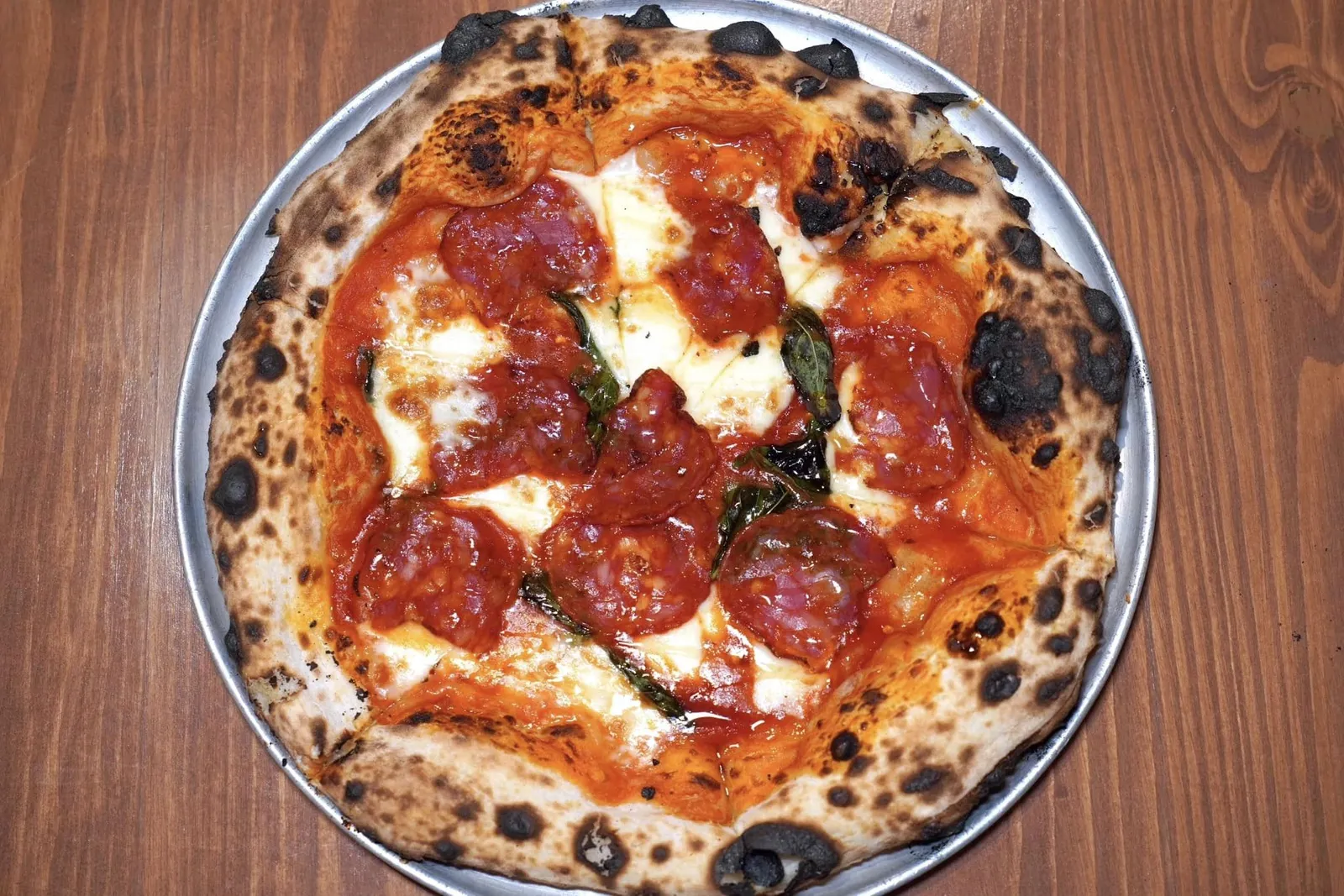 BEE STING PIZZA (550++)tomato, mozzarella, basil, spicy salami, chilli oil and honeyอีกหนึ่งเมนูเด็ดที่ลูกค้าชาวนิวยอร์กนิยมกันมากคือพิซซ่าที่มีเบสเป็นซอสมะเขือเทศแต่มีหน้าพิซซ่าที่รสชาติหลากหลายแตกต่างกันอย่างสิ้นเชิง ทุกคำจะประกอบไปด้วยความเผ็ดที่ได้จากซาลามี่ ความมันของชีสมอซซาเรลล่า ความหอมของน้ำมันพริก และความหวานของน้ำผึ้ง (13/20)