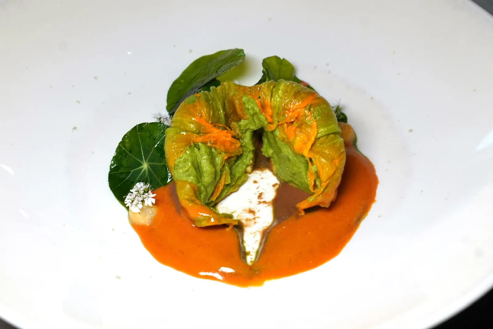 ZUCCHINI FLOWERstuffed, Beauce chickpeas, nasturtium, Loire Valley moleรอบ ๆ ยังมี Green Mole ที่เชฟเตรียมมาจากใบ Nasturtium นอกจากนี้ยังมีซอส Vinaigrette ที่เตรียมมาจากดอก Nasturtium อีกด้วย (18/20)