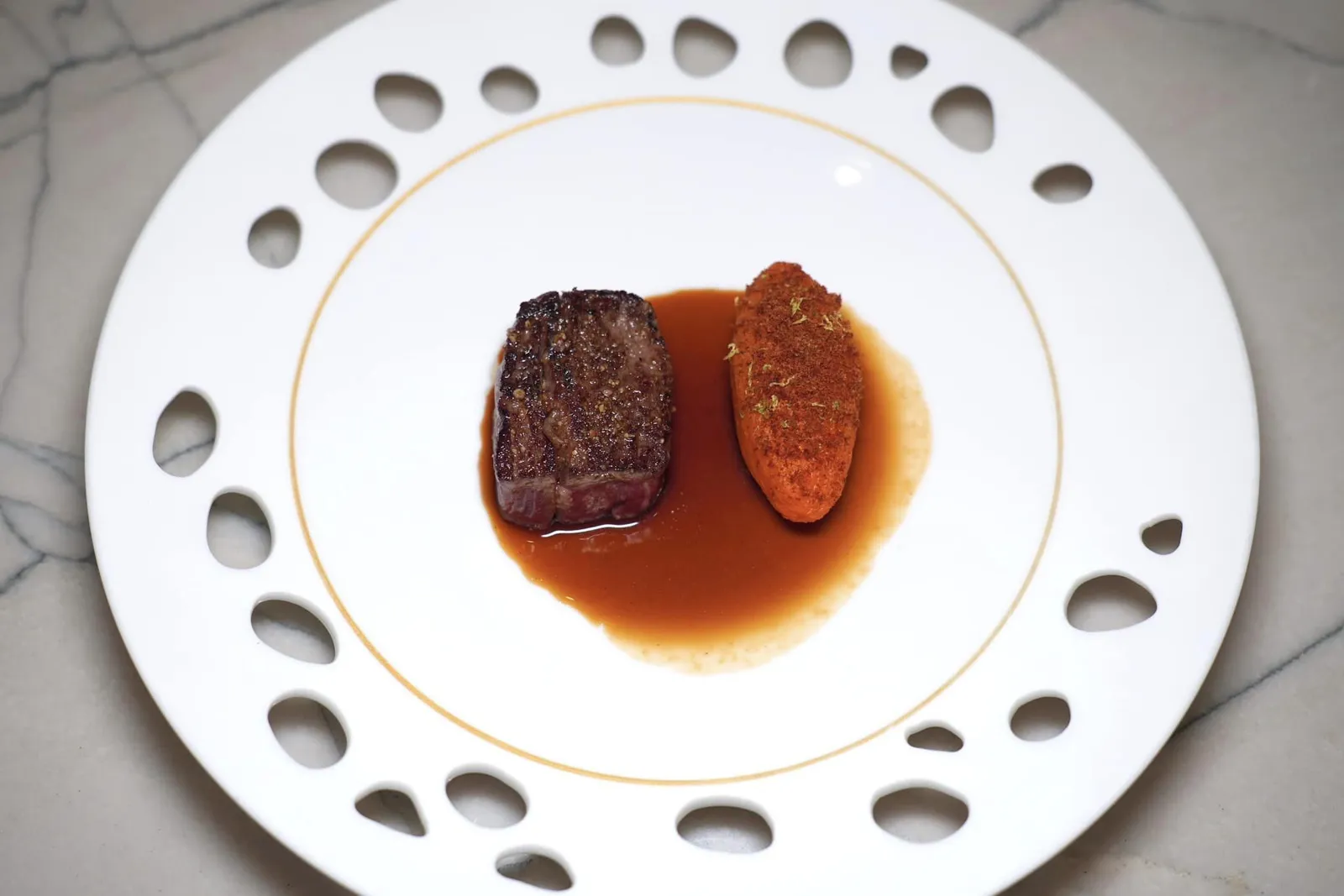 WAGYU BEEF FROM OUR FARM"side by side", marinated and cooked, sweet potato, garumWagyu Beef เป็นเนื้อของวัวสายพันธุ์ญี่ปุ่นที่เลี้ยงโดยฟาร์มของเชฟในเมือง Segré เสิร์ฟมากับมันหวานที่ผ่านกระบวนการกงฟีในน้ำมันของเนื้อวัววากิว ด้านบนท็อปด้วยแฮมแห้งของเนื้อวัวและรสชาติเปรี้ยวของมะนาวช่วยเพิ่มความสดชื่น จากนั้นพนักงานจะเทราดซอส Garum ที่นำองค์ประกอบของวัวไปผ่านกระบวนการหมักกับเกลือในไหนานถึง 90 วันแล้วกรองจนมี Body ค่อนข้างใสและมีรสชาติเค็ม อุมามิ และเข้มข้นลงไปในจาน (17/20)