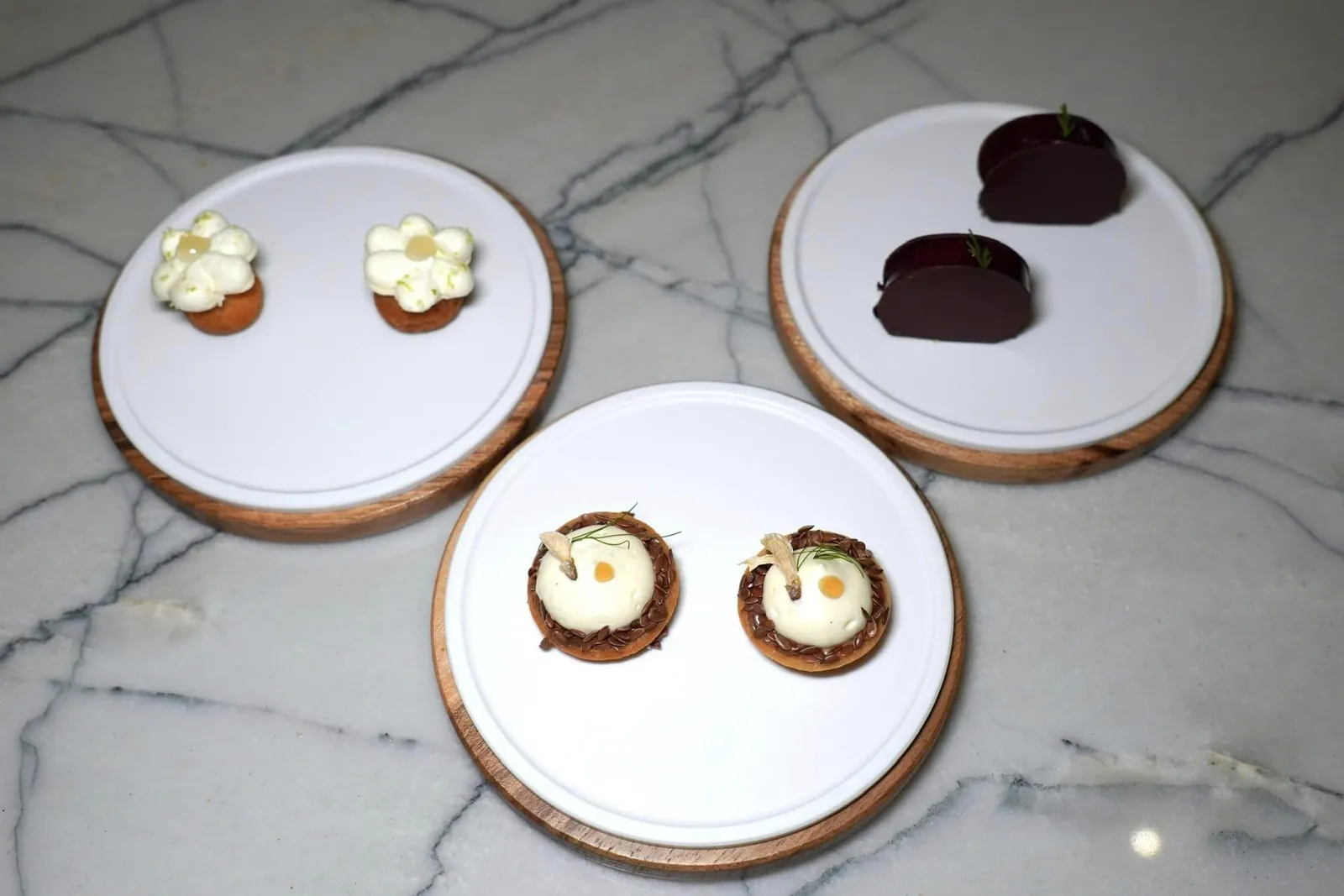 MIGNARDISESปิดท้ายด้วยขนมจิ๋วคือ Mezcal Tartelette หรือเหล้าจากประเทศเม็กซิโก, Chocolate and Blackberries และ Citrus from Our Greenhouse ในรูปแบบที่ย่อขนาดลงมา