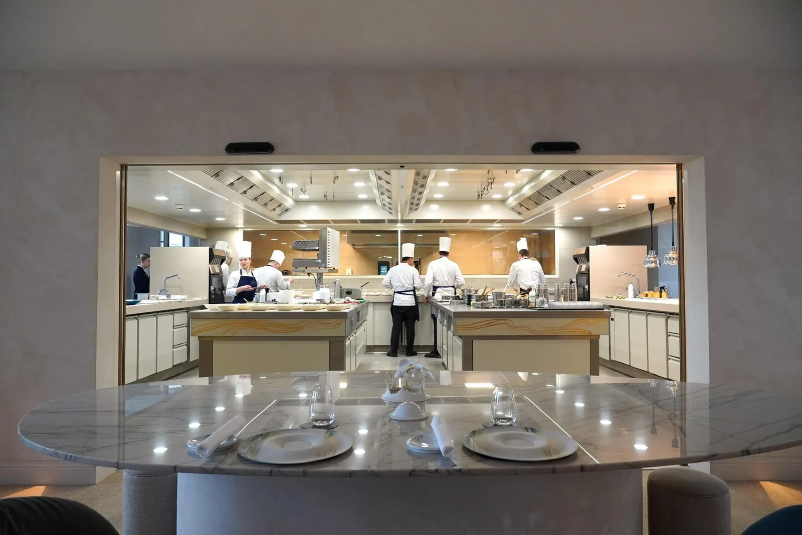 ตรงกลางโดดเด่นด้วยห้องครัวเปิดแบบ Open Kitchen พร้อมกับโต๊ะที่นั่งแบบ Chef’s Table หันหน้าเข้าสู่พื้นที่สำหรับจัดเตรียมอาหารโดยมีทีมเชฟคอยสลับกันออกมาอธิบายรายละเอียดของแต่ละเมนูให้ฟังแบบลึกซึ้ง ส่วนผู้ที่ได้นั่งริมหน้าต่างสามารถเพลิดเพลินไปกับวิวของเมือง Blois และ Château Royal de Blois ที่ตั้งอยู่ฝั่งตรงข้ามของแม่น้ำ