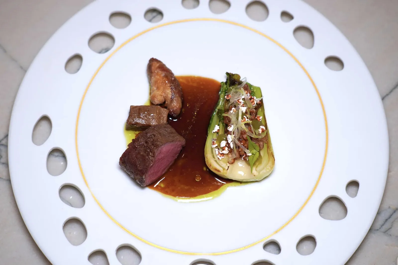 SOLOGNE LAMBpak choi cabbage, sorghum, agastache oilเนื้อแกะจากฟาร์มในแถบ Sologne ของคุณ Céline และ Matthias ผู้ซึ่งได้รับการขนานนามว่าคนเลี้ยงแกะแห่งลุ่มแม่น้ำ Loire (The Sheperds of The Loire Valley) เชฟนำเสนอมาหลากหลายส่วนเริ่มต้นจาก Saddle ที่ย่างมาสุกกำลังดี ส่วนลิ้นแกะที่ผ่านการกงฟี และส่วน Sweetbread ย่างให้เนื้อสัมผัสที่แตกต่างกัน ข้างกันคือผักกาดกวางตุ้งจากสวนในลุ่มแม่น้ำ Loire ที่ผ่านการย่างแล้วเสิร์ฟมากับผักอากัสตาเช่ นอกจากนี้ยังมี Sorghum ช่วยเพิ่มมิติทางเนื้อสัมผัส สุดท้ายพนักงานจะเทราด Roasted Juice รสชาติเข้มข้นที่มีส่วนผสมของน้ำมัน Agastache Oil ลงไปในจาน (18/20)