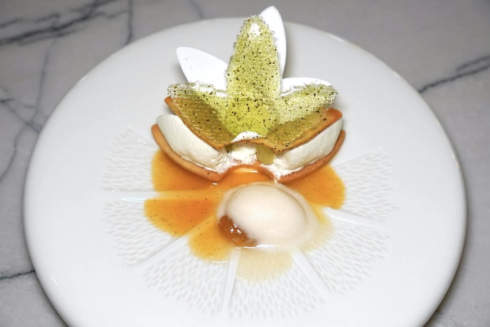 CITRON FROM OUR GREENHOUSEBouddha's hand petal, iced berligot with sudachi, leaf oilผลไม้จำพวกซิตรัสเสิร์ฟมาในหลากหลายรูปแบบที่แตกต่างกันเช่น Sudachi ที่นำเสนอมาเป็นซอร์เบท์และแผ่นใส ๆ กรอบ ๆ, Bergamot เสิร์ฟมาเป็นครีมสีขาวตรงกลาง, Buddha's Hand ที่นำเสนอมาเป็นแผ่นกรอบและ Mandarin เสิร์ฟมาเป็น Juice รสเปรี้ยวรอบ ๆ จาน (19/20)