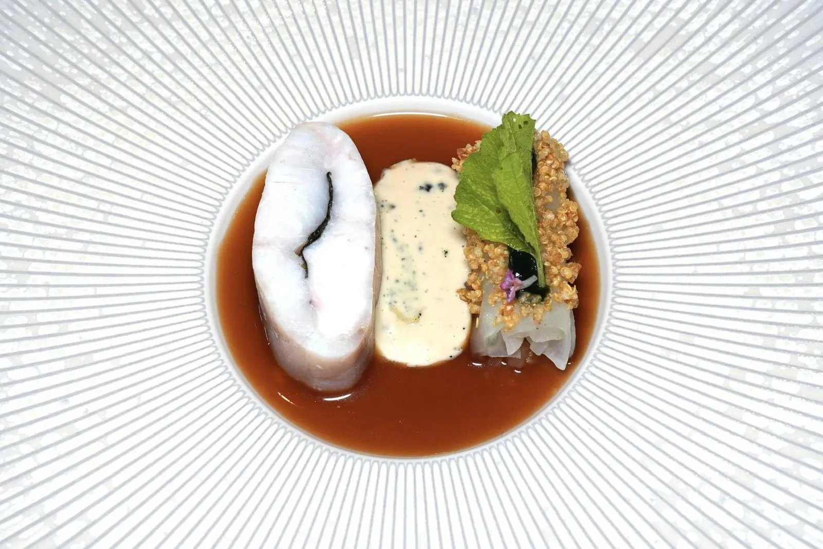 LOIRE MULLETin seaweed steam, white turnip, Beauce spirulina, vegetable juiceปลา Mullet ของลุ่มแม่น้ำ Loire เป็นปลา Mullet ที่ว่ายกลับจากทะเลเข้ามาในลุ่มแม่น้ำ Loire ในช่วงเดือนเมษายนถึงพฤษภาคมของทุกปีและทำการวางไข่ประมาณ 4 เดือนก่อนจะว่ายกลับไปในท้องทะเล เชฟนำไปนึ่งกับสาหร่าย Spirulina เพื่อเพิ่มความอุมามิและให้เนื้อสัมผัสที่เฟิร์มสู้ฟัน ถึงแม้จะเป็นปลาที่จับจากแหล่งน้ำจืดแต่เราสามารถได้ถึงอัตลักษณ์ของปลาทะเลที่มีอยู่ในปลา Mullet ชิ้นนี้ได้อย่างเด่นชัด ข้างกันคือเทอร์นิปขาวจากสวนช่วยเพิ่มความกรอบ ตรงกลางคือซอสที่เตรียมมาจากเนื้อปลาโดยเชฟได้ใส่น้ำมัน Rapeseed Oil และสาหร่าย Spirulina จากแถบ Beauce รอบ ๆ คือ Vegetable Juice หรือซอสผักที่เตรียมมาจากเทอร์นิปเผา สร้างรสชาติที่เข้มข้นลงตัวกับชิ้นปลาและสาหร่ายได้อย่างไร้ที่ติ (20/20)