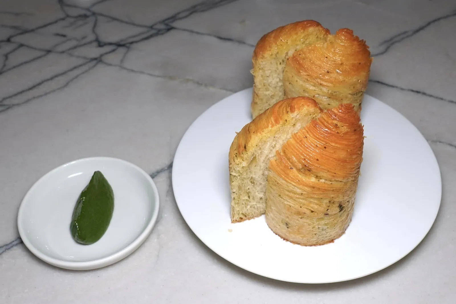 BREAD AND BUTTERจากนั้นทางร้านจะเสิร์ฟขนมปังที่เตรียมโดยทีมเบเกอรี่มาคู่กับซอสเพสโต้ที่มีส่วนผสมของผักปวยเล้งวาซาบิ