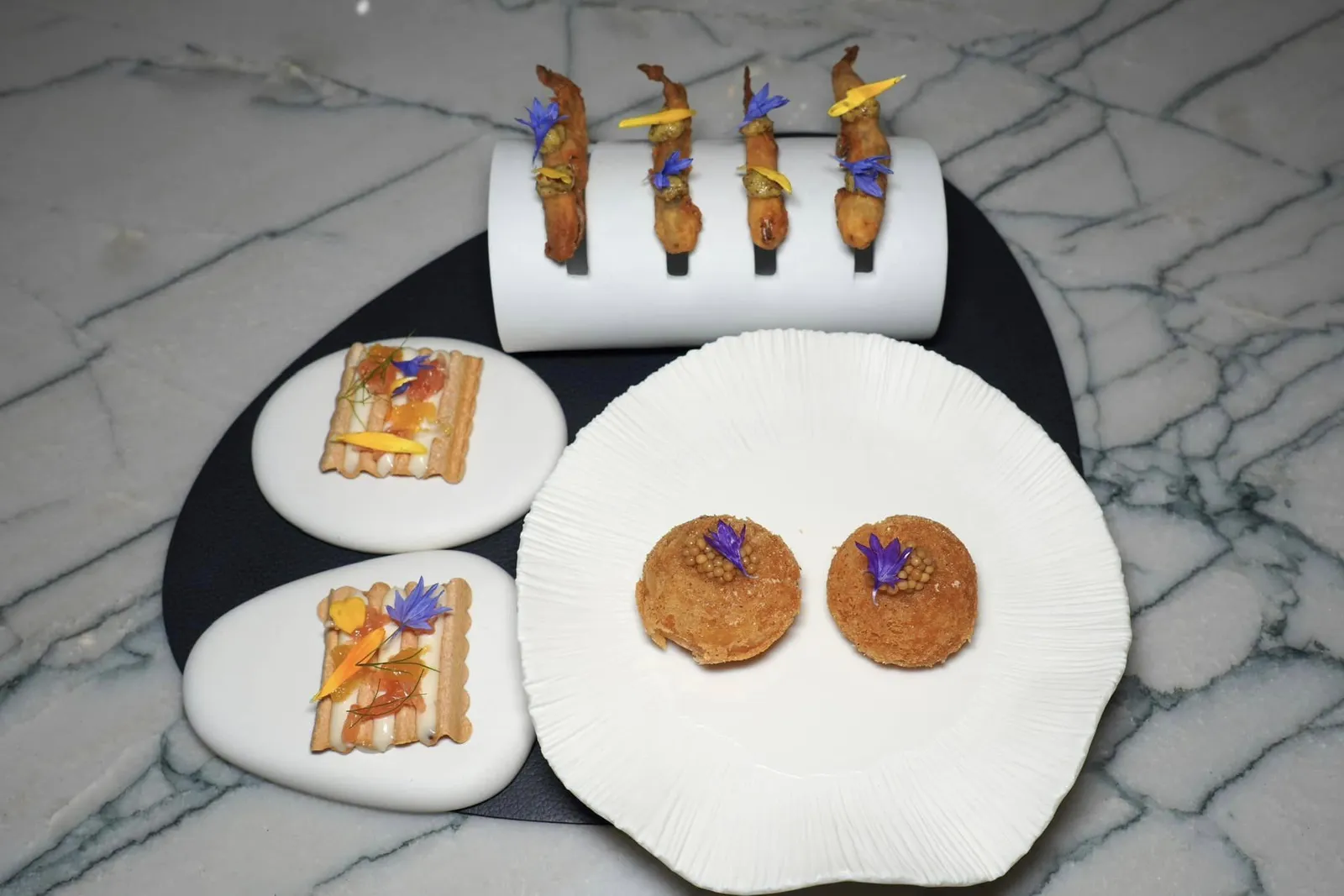 AMUSE BOUCHEเริ่มต้นด้วย Amuse Bouche เสิร์ฟมา 3 อย่าง ในที่นี้คือ Mushroom Bun ฟูกรอบ ถัดมาคือปลา Gardon จากลุ่มแม่น้ำ Loire ทอดมากรอบ ๆ พร้อมรับประทานได้ทั้งตัวจับคู่กับมัสตาร์ดจากแถบเมือง Orléans จากนั้นจบด้วย Tarama กรอบ ๆ ท็อปด้านบนด้วยองค์ประกอบของไข่ปลา Pike จับคู่กับความสดชื่นของส้มโอจากสวน Fluer de Loire ของทางร้าน (17/20)