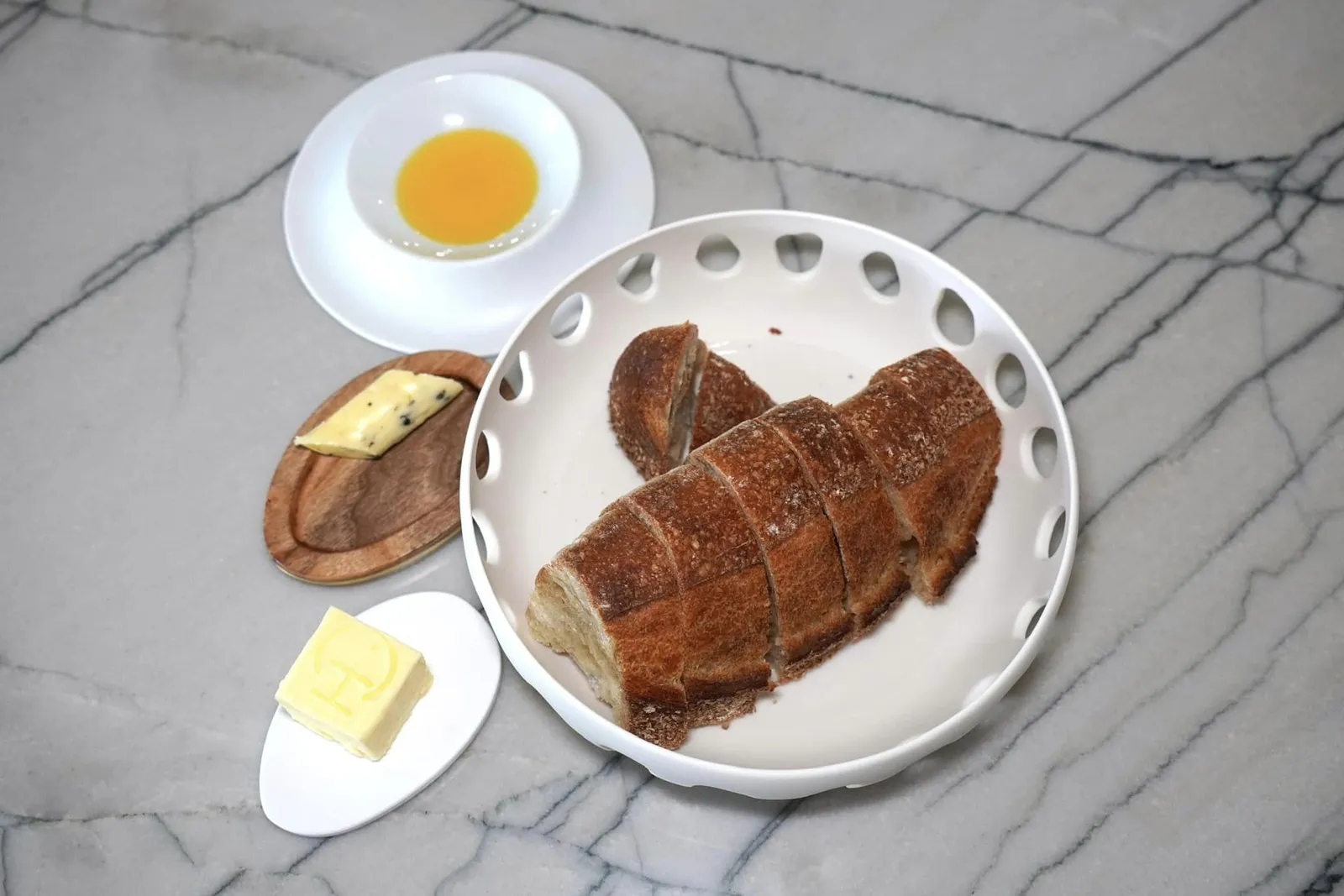 BREAD AND BUTTERระหว่างมื้อทางร้านจะเสิร์ฟขนมปังที่เตรียมโดยทีมเบเกอรี่มาคู่กับซอสเพสโต้ที่มีส่วนผสมของผักปวยเล้งวาซาบิ