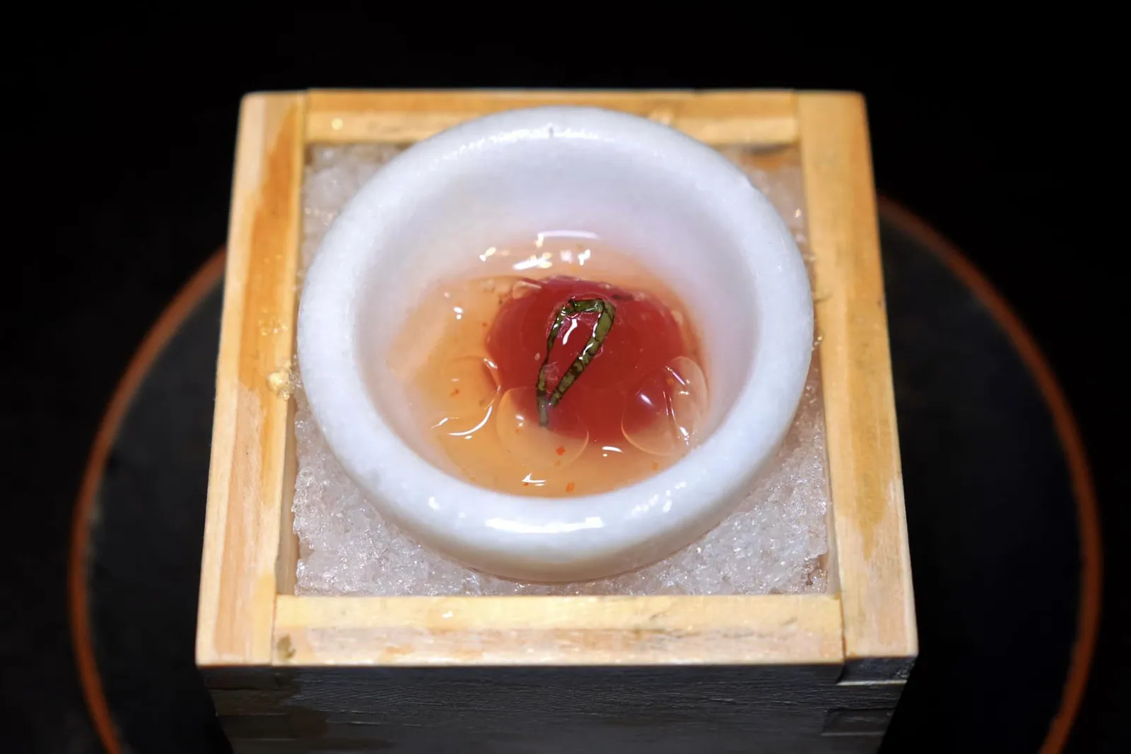 TOMATOJelly | Compote | Dashi Vinegarล้างปากด้วยมะเขือเทศราชินีจากจังหวัดเชียงใหม่เสิร์ฟมาใน 3 รูปแบบคือมะเขือเทศเชื่อม มะเขือเทศเจลลี่ และ Tomato Vinegar ที่หมักกับน้ำดาชินาน 7 วัน อย่างไรก็ตามรสชาติเปรี้ยวและความอุมามิของมะเขือเทศแสดงออกมาค่อนข้างเบาไปนิด (13/20)