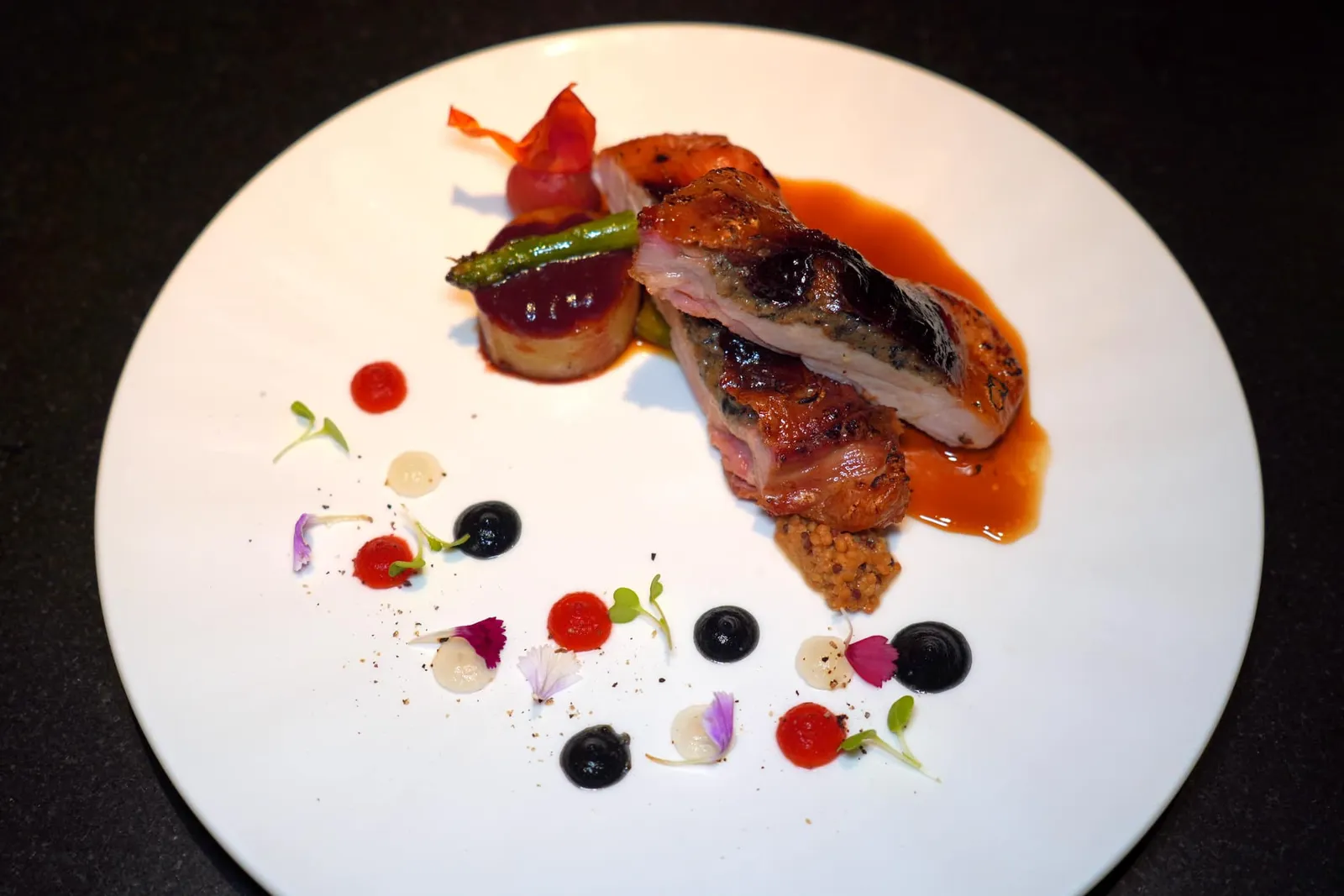 CHICKENOrganic Chicken Thigh | Homemade Pate | Potato Fondant | Sauté Vegetables | Teriyaki Sauceเมนคอร์สอีกจานหนึ่งคือเนื้อไก่จากฟาร์มออร์แกนิคในจังหวัดกาญจนบุรีหมักกับเครื่องเทศและ Dry Aged นาน 2 วัน จากนั้นเชฟนำ Chicken Liver Pâté สูตรพิเศษยัดมาใต้หนังแล้วย่างด้วยไฟอ่อน ๆ จนหนังกรอบ น้ำซอสรอบ ๆ เตรียมมาในสไตล์ Teriyaki ทั้งยังผ่านการเคี่ยวนานกว่า 12 ชั่วโมง ส่วนองค์ประกอบอื่น ๆ ก็จะคล้ายกันกับจานเนื้อ (13/20)