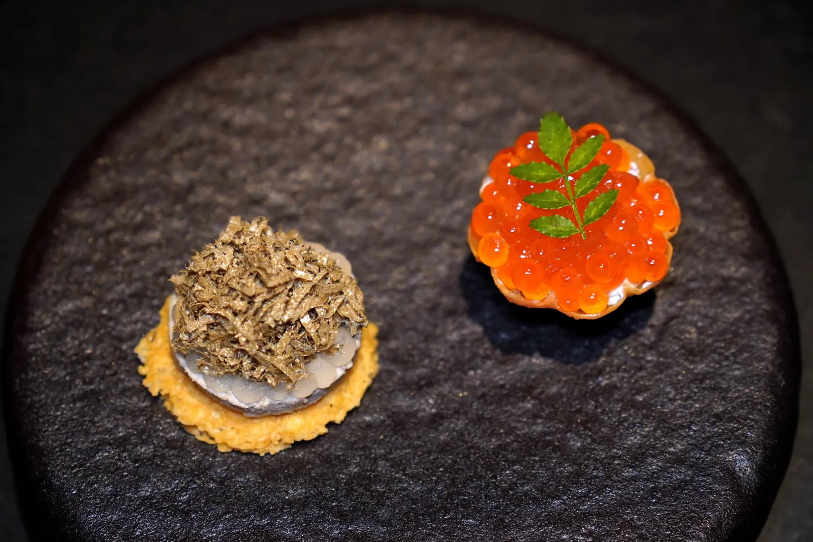 PATEHomemade Pate | Summer Truffle | Parmigiano ReggianoPâté ตับไก่สูตรโฮมเมดที่เชฟนำไปล้างด้วยนมสดก่อนจะปรุงรสกับกระเทียมและเครื่องเทศ แล้วจบด้วยการปั่นกับเนยจนหอมนวล ด้านล่างรองด้วยแผ่นกรอบ 2 ชั้นที่เตรียมขึ้นมาจากชีส Parmigiano Reggiano นำเข้าจากประเทศอิตาลีให้รสชาติที่เค็มละมุน ยังมีองค์ประกอบของ Gobo เชฟปรุงแต่งด้วยรสเปรี้ยวของยูซุเจลและ Summer Truffle จากอิตาลีขูดละเอียด (14/20)NAMEROU TARTMadai | Craft Miso | Wasabi Gel | Daikon Espuma | Ikuraคำนี้เชฟได้รับแรงบันดาลใจมาจาก Namerou หรืออาหารพื้นเมืองของชาวประมงในประเทศญี่ปุ่นแต่นำมาปรับรูปแบบให้มีความโมเดิร์นมากยิ่งขึ้น แป้งทาร์ตบางกรอบบรรจุเนื้อปลา Madai คลุกกับขิง ต้นหอม และ Crafted Miso โดยมีอโรมาของวาซาบิเล็กน้อย ไฮไลท์คือ Ikura หรือไข่ปลาแซลมอนที่ใส่มาแบบล้น ๆ (13/20)
