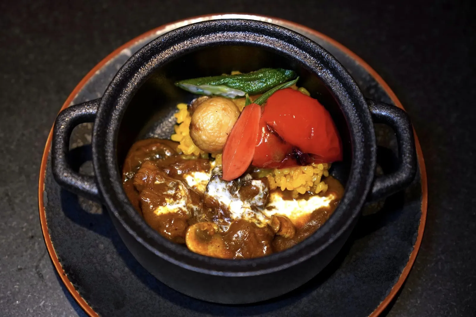“INDIAN CURRY IN JAPAN”Curry | Braised Brisket | Tumeric Japanese Riceสำหรับใครที่ยังไม่อิ่มทางร้านจะมีคอร์สพิเศษให้โดยเชฟใช้ชื่อว่า Indian Curry in Japan เชฟนำข้าวญี่ปุ่นไปหุงกับขมิ้นแล้วเสิร์ฟมาแทนที่ข้าว Basmati แบบปกติควบคู่กันไปกับแกงและเนื้อบริสเก็ตตุ๋น (14/20)