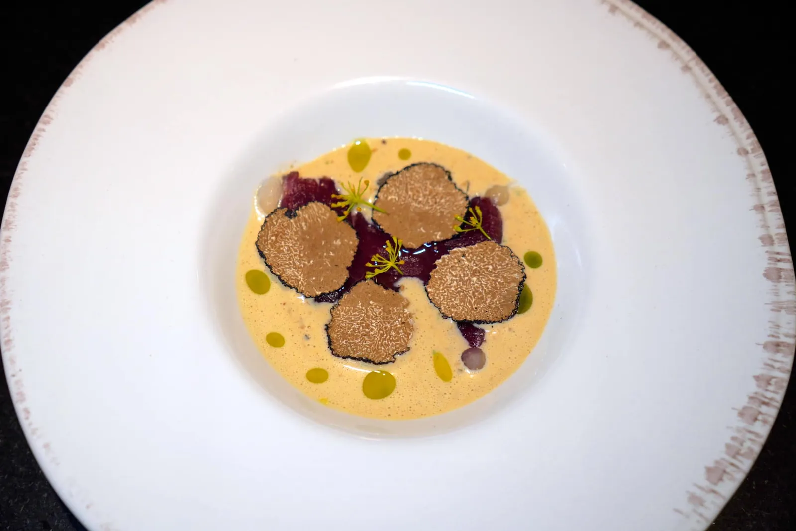 TATAKIAged Maguro | Homemade Tonnato Sauce | Summer Truffleคอร์สนี้เชฟได้รับแรงบันดาลใจมาจากซอส Tonnato ของอิตาลีโดยเชฟนำเสนออกมาผสมผสานไข่แดง น้ำมันมะกอก น้ำเลมอน มัสตาร์ด เคเปอร์ พาสลีย์ แบะสมุนไพรหลายชนิดเข้าด้วยกัน ซอสด้านบนได้จากกระบวนการ Cold Extraction ใบพาสลีย์และใบเบซิลเพื่อให้มีอโรมาหอมติดลิ้น สุดท้ายคือเนื้อปลาทูน่าส่วน Akami ที่ผ่านการบ่มนาน 1-3 วันก่อนจะนำไปย่างสไตล์ Warayaki ให้มีกลิ่นหอมฟาง ด้านบนท็อปด้วยทรัฟเฟิลฝานบางอีกทีหนึ่ง (13/20)