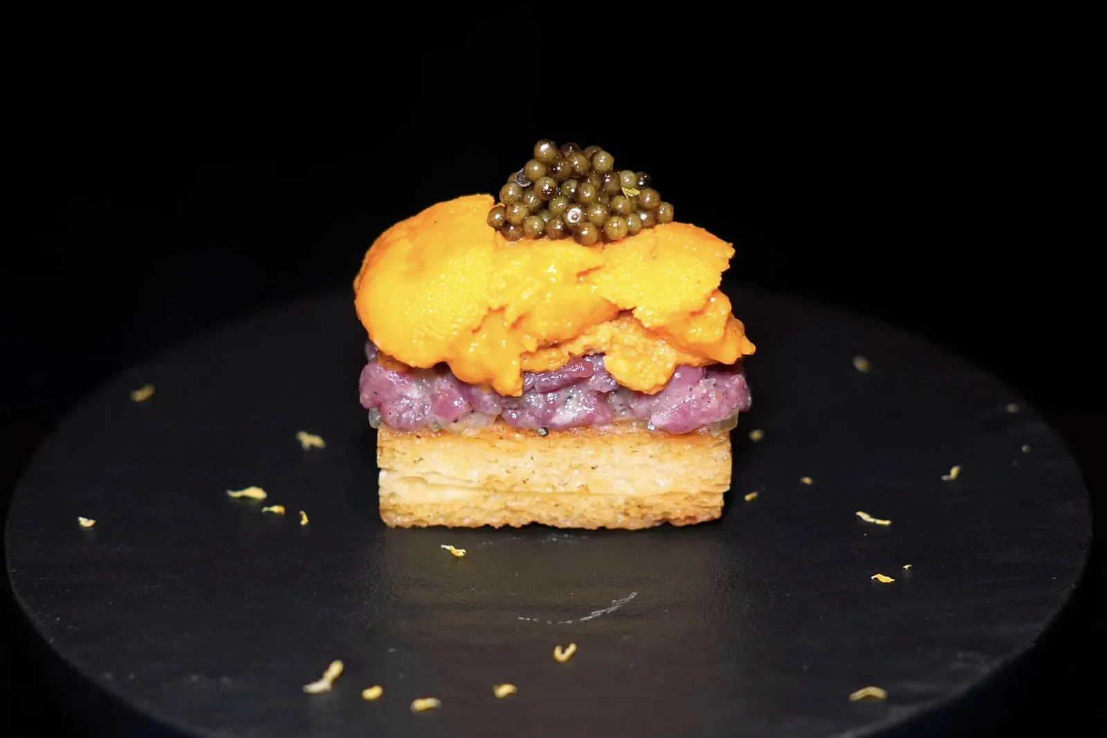 UNI TOASTBafun Uni | Homemade Aged Beef Tartare | Hua Hin Caviar | Danish Toastเริ่มต้นคอร์สแรกด้วยเมนูขวัญใจลูกค้าอย่าง Uni Toast ที่เชฟนำเสนอมาในสไตล์ Yoshoku หรืออาหารตะวันตกในรูปแบบญี่ปุ่น ทั้งยังรวบรวมวัตถุดิบชั้นยอดเข้าไว้ด้วยกัน องค์ประกอบด้านล่างคือ Danish Toast ที่ผ่านการทอดกับเนยฝรั่งเศสจนกรอบหอม จากนั้น Glazed ด้วย Crafted Miso จากเมือง Nagano ของญี่ปุ่น จากนั้นเติม Beef Tartare ที่สับมาพอหยาบลงไปโดยทางร้านเตรียมขึ้นมาจากเนื้อวัวไทยวากิวจากจังหวัดสกลนครปรุงรสในสไตล์ญี่ปุ่น สุดท้ายคือ Bafun Uni จากจังหวัด Hokkaido และ Oscietra Caviar จากอำเภอหัวหินนั่นเอง (14/20)