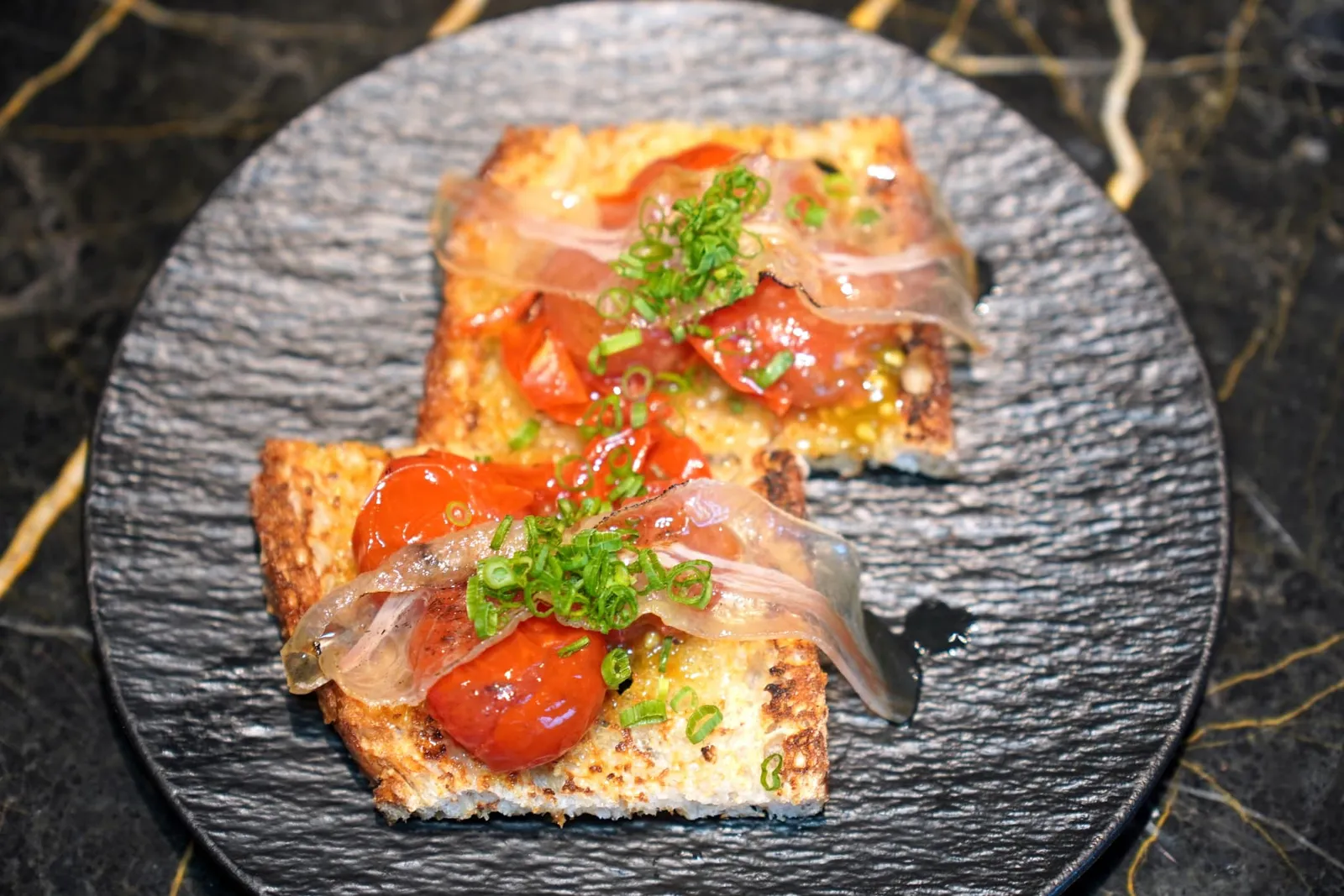 Tomate & PancetaCharcoal toasted sourdough bread and confit Japanese cherry tomatoes topped with Spanish Panceta Ibericaเชฟนำขนมปังซาวโดไปย่างเล็กน้อยเพื่อให้มีความกรอบและหนึบ จากนั้นท็อปด้วยมะเขือเทศเชอร์รี่จากประเทศญี่ปุ่นที่ผ่านกระบวนการกงฟีกับน้ำมันมะกอกให้ความฉ่ำ หอม เปรี้ยว และอุมามิ ไฮไลท์คือ Panceta Iberica ของ Joselito ที่ให้ความเค็มและมันบาลานซ์กับองค์ประกอบอื่น ๆ ได้อย่างกลมกล่อม (14/20)