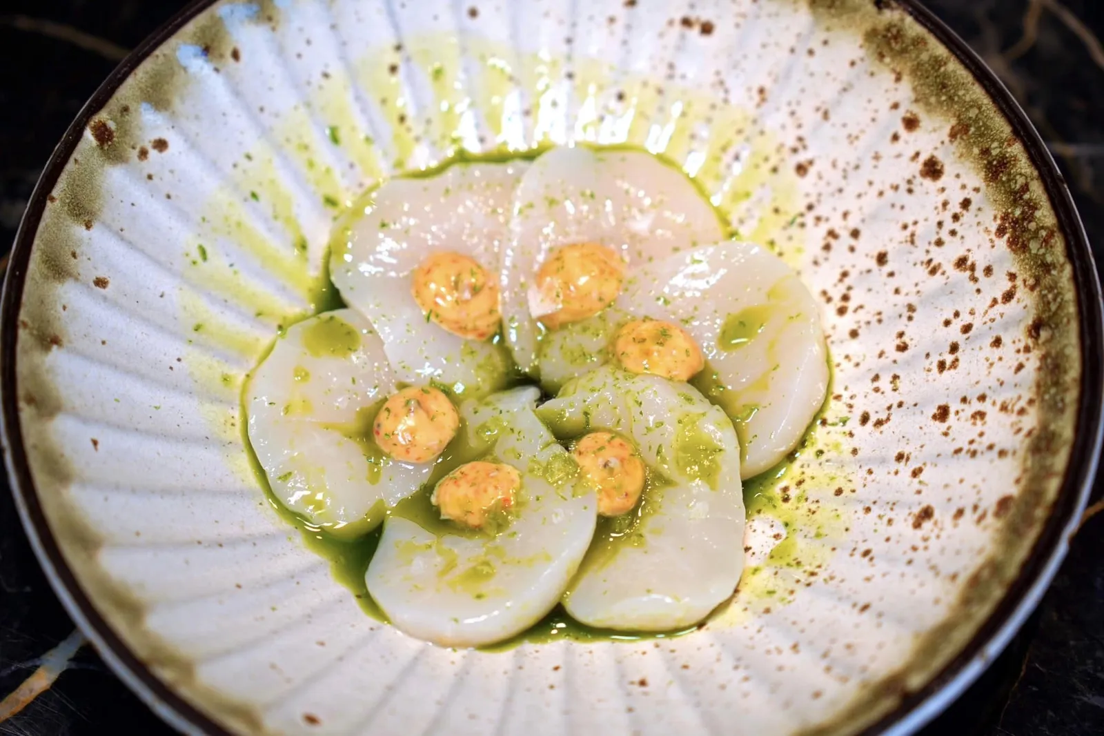 Hotate CrudoHokkaido scallop crudo with shichimi mayonnaise and negi oilคอร์สนี้เชฟนำหอยเชลล์โฮตาเตะไปฝานเป็นชิ้นขนาดหนาพอดีคำเสิร์ฟมาแบบดิบคลุกเคล้าไปกับน้ำมันต้นหอมและน้ำมะนาว ด้านบนท็อปด้วยซอสมาโยที่เตรียมขึ้นมาจาก Shichimi Tōgarashi ให้รสชาติเผ็ดที่พอเหมาะ (13/20)