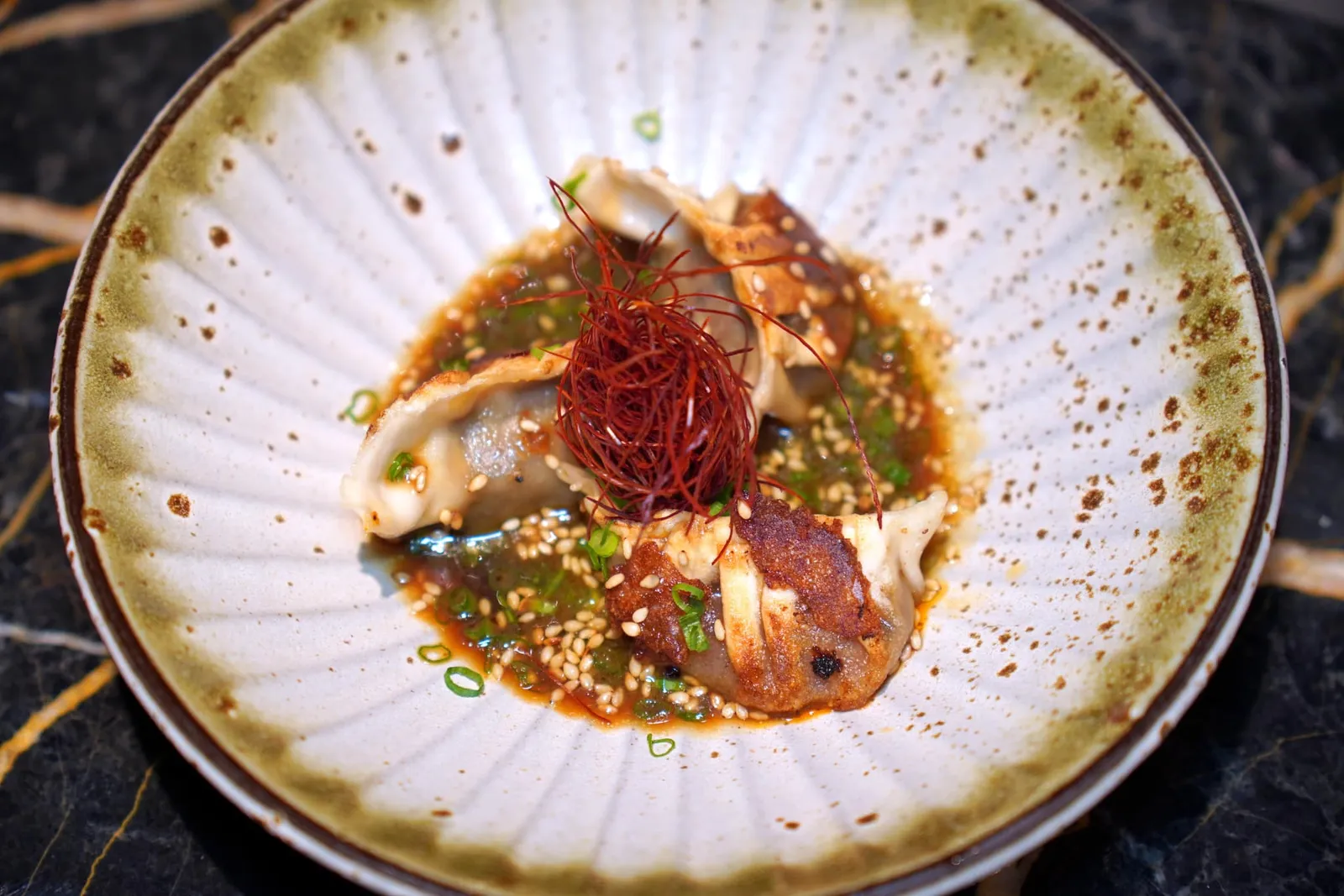 Sobrassada & Honey Gyozas (210++)Sobrasada (“Spanish Nduja”), honey and shiitake gyozas, served with our own gyoza sauce and a touch of honeyเกี๊ยวซ่าที่สอดไส้ด้านในด้วย Sobrassada หรือไส้กรอกสเปนที่มีทั้งความเปรี้ยวและเผ็ดคลุกเคล้ากับเห็ดชิทาเกะ รอบ ๆ คือซอสเกี๊ยวซ่าโฮมเมดที่มีความหวานพอเหมาะของน้ำผึ้ง (14/20)