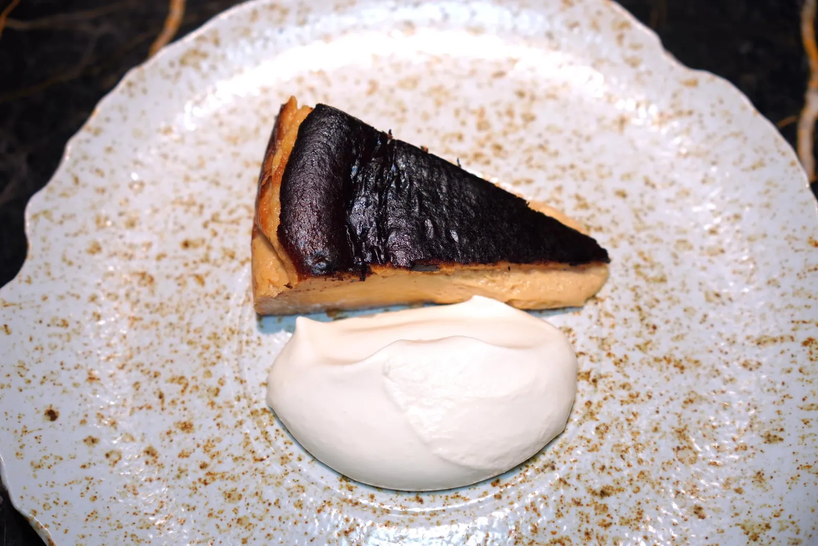 Miso Cheesecake (2 Pc)Our Signature melty Basque cheesecake made the “Fuego” wayปิดท้ายด้วยของหวานซิกเนเจอร์ประจำร้านอย่างชีสเค้กสไตล์ Basque ที่มีผิวหน้าไหม้พอเหมาะในขณะที่ไส้ตรงกลางยังคงเยิ้มละมุน นอกจากนี้ยังมีความหอมเฉพาะตัวของมิโสะ ข้าง ๆ ยังมีวิปปิ้งครีมที่มีส่วนผสมของเหล้าเข้ากันได้ดีมาก ๆ (14/20)