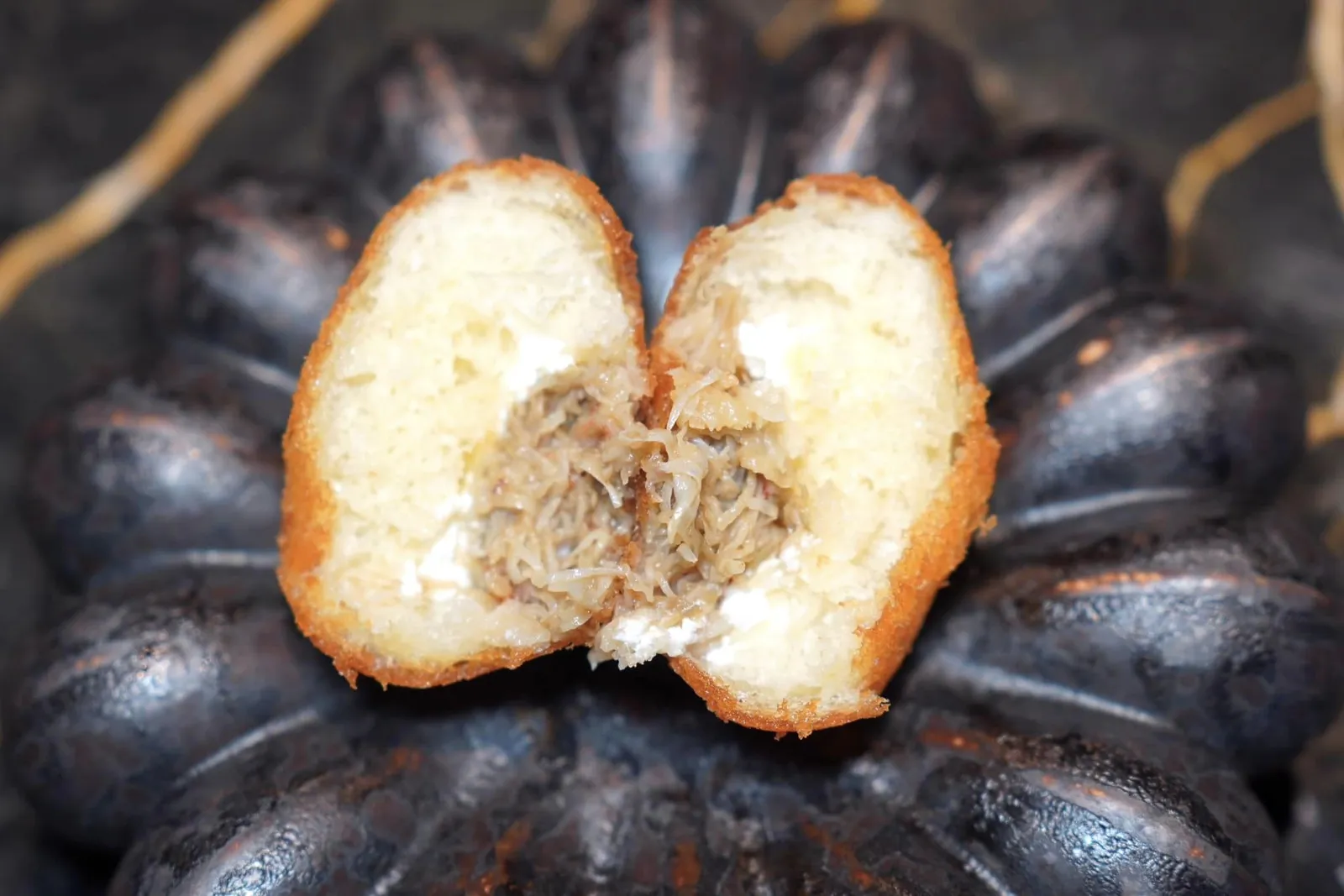 Kani Bun (2 Pc)Crispy fried bao filled with Japanese snow crabภายในของ Kani Bun (13/20)