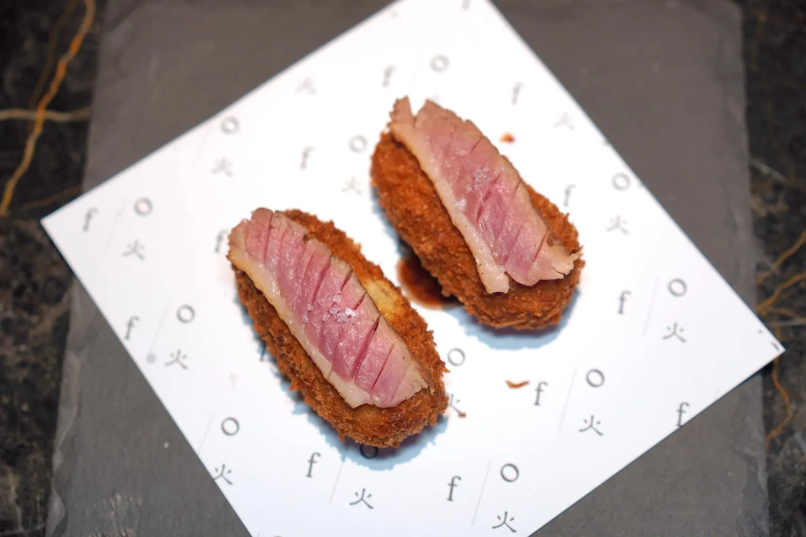 Duck Croquette (2 Pc)Creamy Duck croquette topped with a slice of Japanese-style marinated duckโครเก็ตกรอบ ด้านในสอดไส้เป็ดกงฟีผสมผสานกับ Béchamel จนได้มาซึ่งระดับความครีมมี่ที่พอเหมาะ ด้านล่างรองด้วยน้ำส้มสายชูบัลซามิคที่เคี่ยวจนงวดและมีรสชาติที่เปรี้ยวเข้มข้น ด้านบนท็อปด้วยเนื้อเป็ดปรุงสไตล์ญี่ปุ่นให้ความหนึบตัดกันกับความครีมมี่ของไส้ตรงกลางและความกรอบของผิวโครเก็ต อย่างไรก็ตามกลิ่นเฉพาะตัวของชิ้นเป็ดด้านบนดูจะโดดเด่นมากเป็นพิเศษ (14/20)