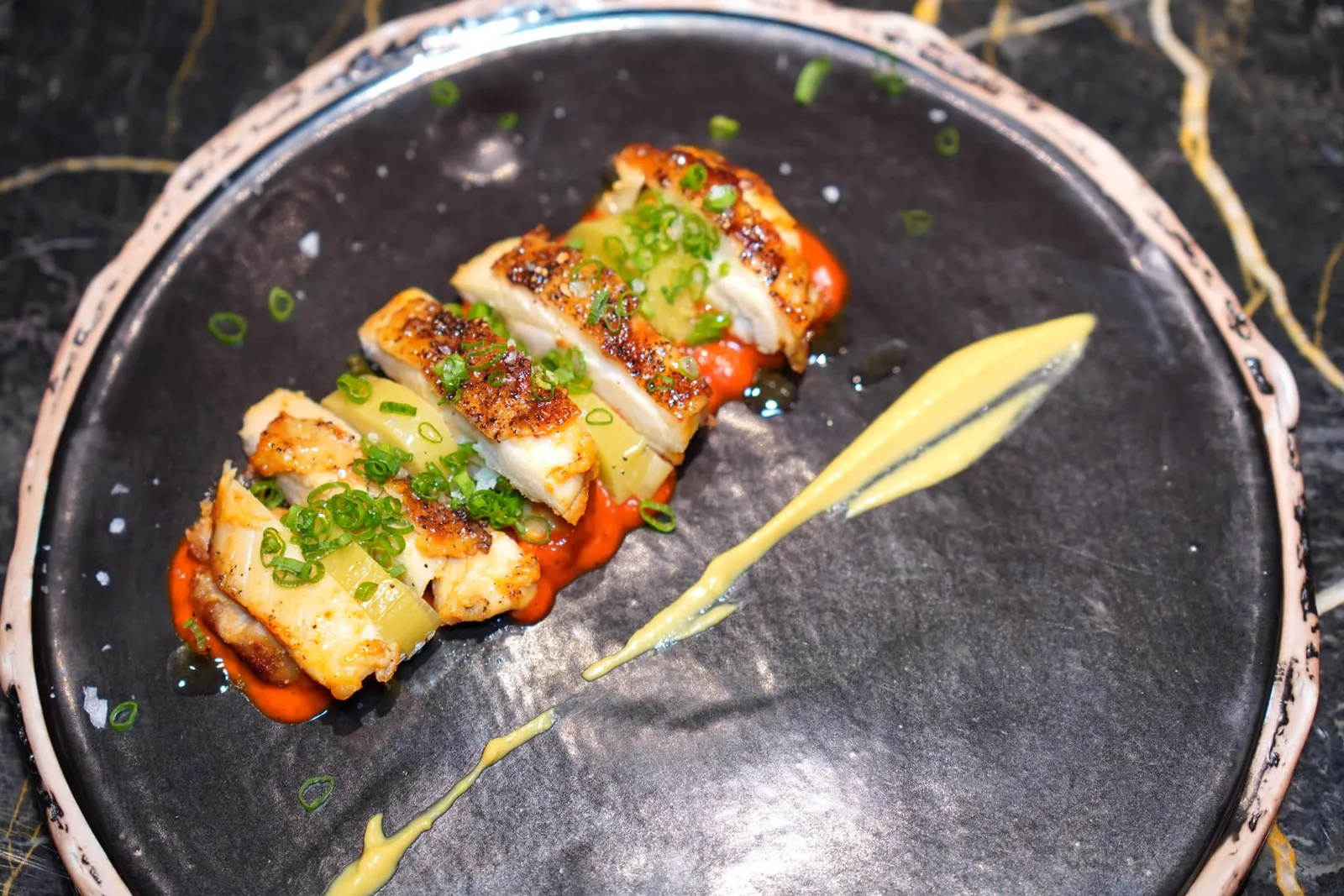 YakitoriJuicy marinated chicken thigh finished on our charcoal grill served with Japanese mustard & confit leekน่องไก่ที่ผ่านการแช่น้ำเกลือ หมัก ซูวี แล้วย่างต่อจนสุกกำลังดี เชฟเสิร์ฟมากับกระเทียมต้นกงฟีกับเพียวเรพริกหวาน Piquillo Pepper และซอสสีเหลืองที่เตรียมมาจาก Karashi หรือมัสตาร์ดญี่ปุ่นให้ความฉุนพอเหมาะ (13/20)
