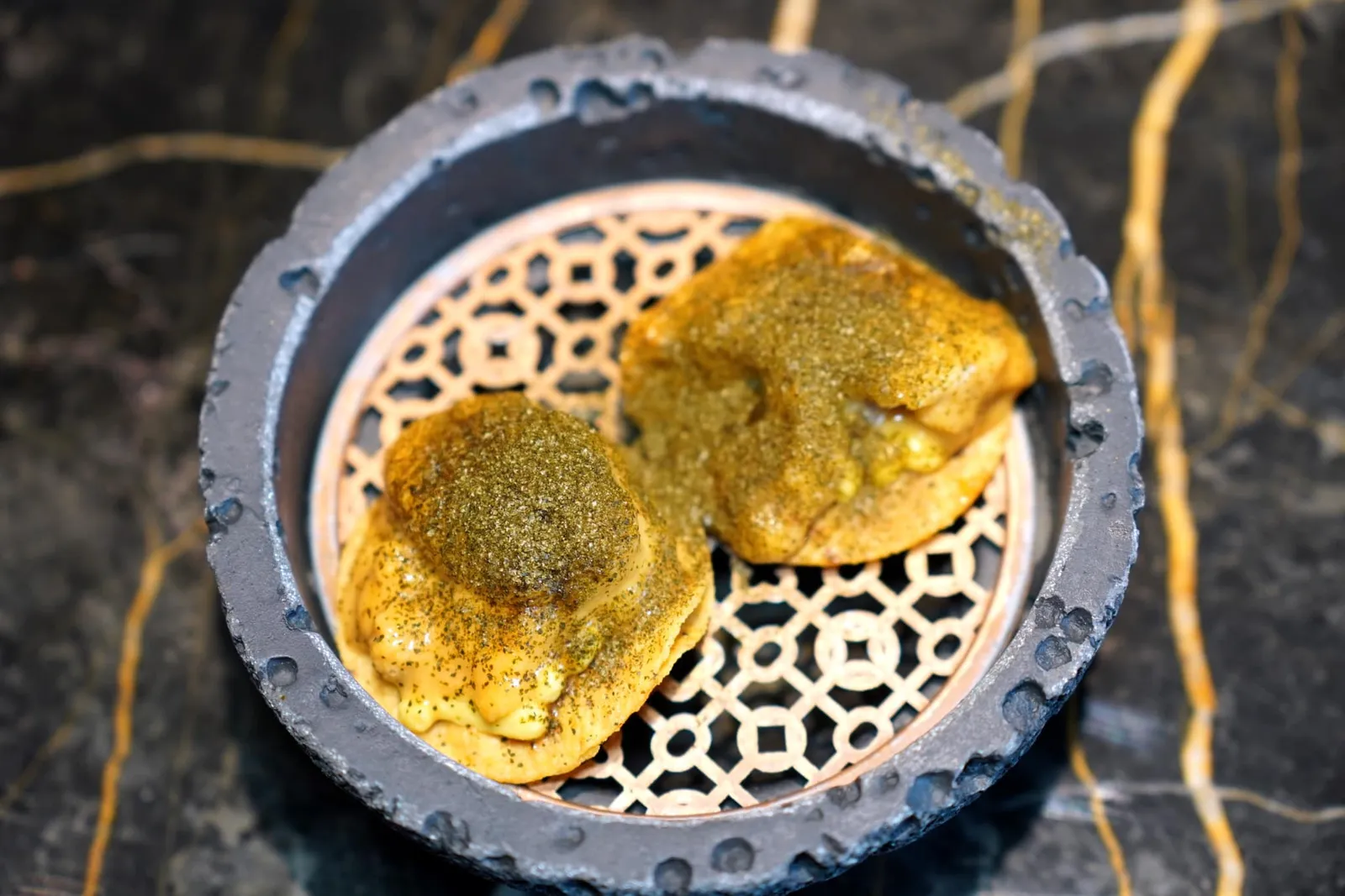 Uni Tostada (2 Pc)A harmony of corn and fresh Japanese sea urchinเริ่มต้นคอร์สแรกด้วยแป้งตอติญ่ากรอบ ๆ จับคู่มากับซอสข้าวโพดเผา เชฟคั่นกลางด้วยหอมดองเพียงเล็กน้อยช่วยเติมแต่งรสชาติ จากนั้นท็อปด้านบนด้วยมุราซากิจากจังหวัดฮอกไกโดอูนิให้ความครีมมี่ คำนี้ตัดด้วยความฉุนเบา ๆ ของผงสาหร่ายที่ด้านบนเป็นอันพร้อมให้ชิมกันแบบ One Bite (14/20)