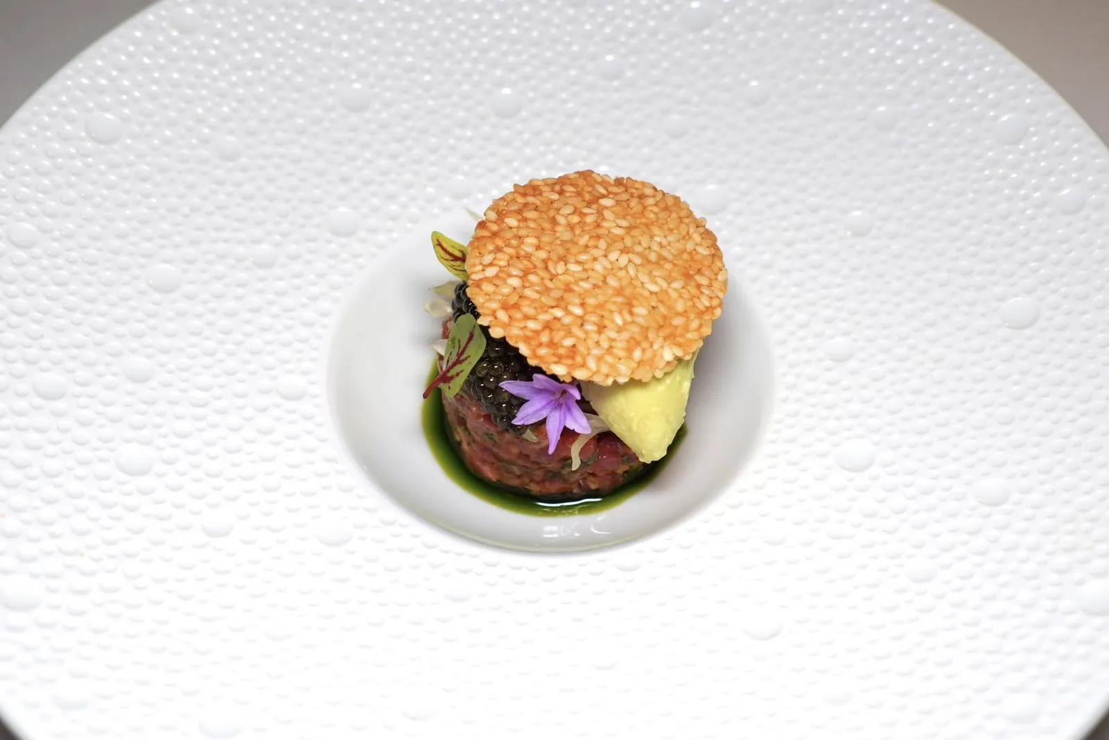 🥄 STARTERBeef Tartare | Pomelo | Chinese Mustard Oil | Sesame Leaf Sorbet | Sesame Tuile | Kristal CaviarTartare เนื้อวัวสับมาจนเนื้อสัมผัสเนียนละมุน ด้านล่างรองด้วยน้ำมันผักกาดเขียว ชั้นตรงกลางคือส้มโอสดและชัทนีย์ส้มโอ ซอร์เบท์ที่ให้ความเย็นสดชื่นผสานเข้ากันกับความอูมามิของ Kristal Caviar จากนั้นเพิ่มมิติความกรอบด้วยแผ่น Tuile งาขาววางลงไปด้านบน (15/20)