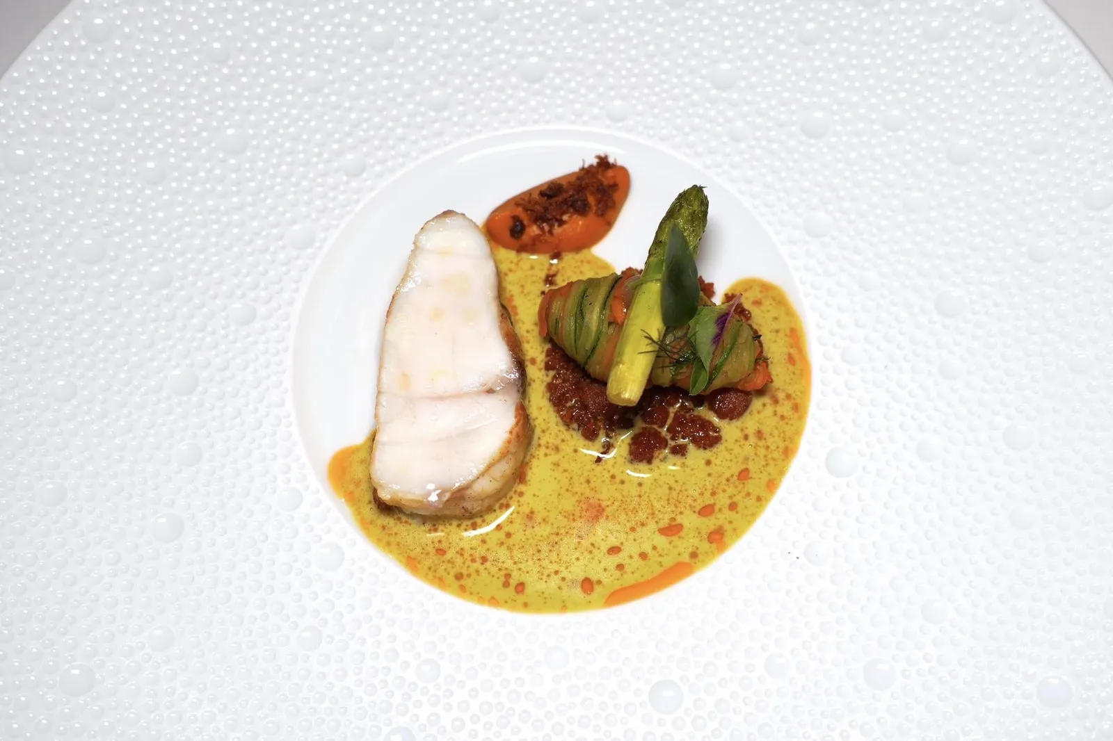 🥄 ENTREEMonkfish "au meunière" | Crispy Crab Roe | Vegetable Noodles | Curry Carrot Puree | Fermented Cabbage Beurre Blancปลา Monkfish ย่างกับเนยจนหอมในรูปแบบที่เรียกว่า Au Meunière จากนั้นราดด้วยซอส Beurre Blanc ที่มีรสเปรี้ยวนำของผักกาดดอง ข้าง ๆ กันคือแคร์รอตเพียวเรรสหวานผสานกับอโรมาของแกง ยังมี Vegetables ที่มีมิติความกรอบอันหลากหลายผสานเข้ากันกับไข่ปูกรอบมันได้อย่างลงตัว (15/20)