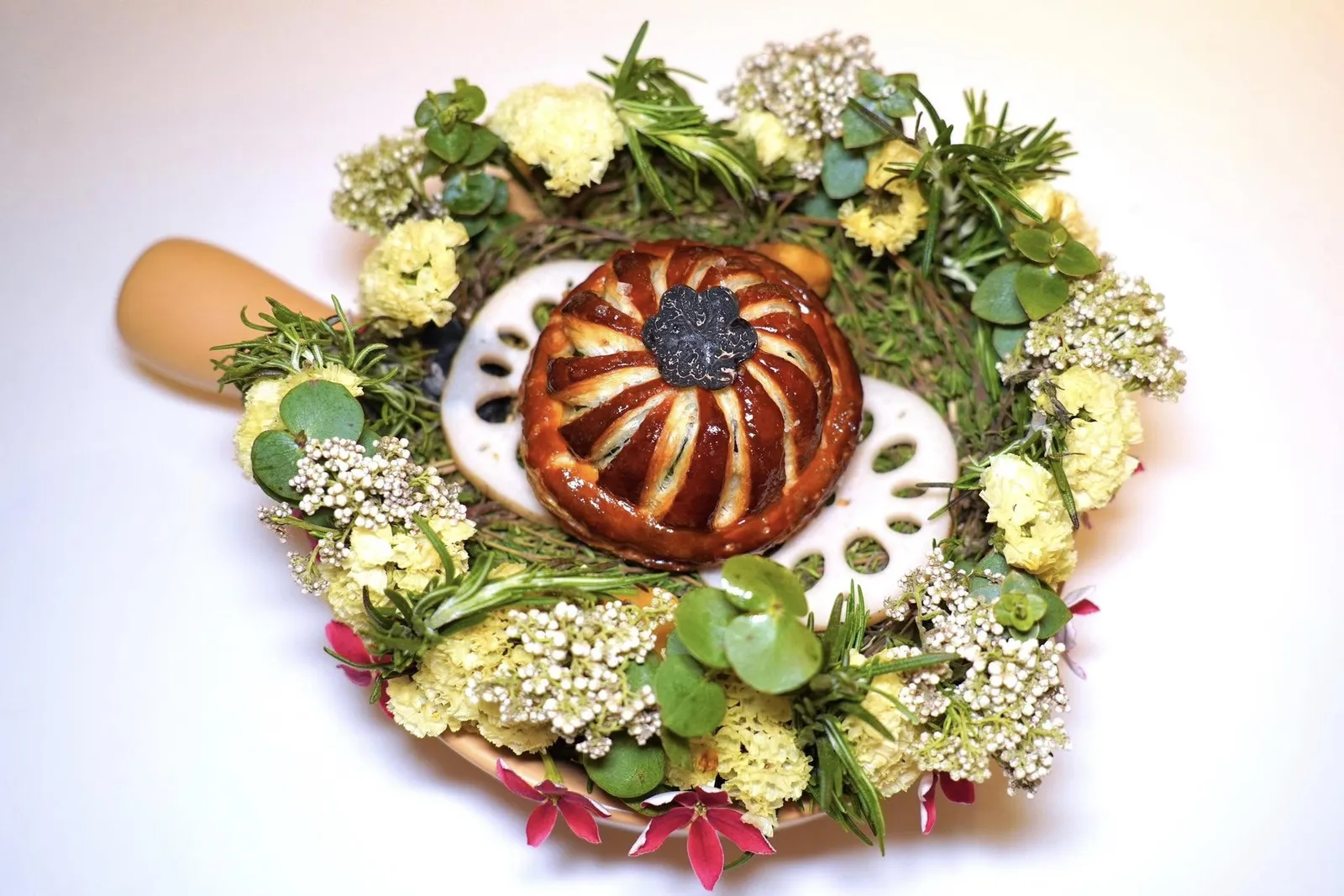 🥄 ENTREEMille Feuille of Truffle & Lotus Root & Foie Gras Pithivier | Truffle Hoisin JusPithivier คือขนมอบแบบฝรั่งเศสที่มีลักษณะเป็นพายทรงกลม ชั้นนอกทำมาจากแป้งพัฟประกบกันสองชั้นโดยจะมีลวดลายแกะสลักบนผิวหน้า เมนูนี้ได้รับการตั้งชื่อตามเมือง Pithiviers ในแคว้น Centre-Val de Loire ของประเทศฝรั่งเศส (15/20)